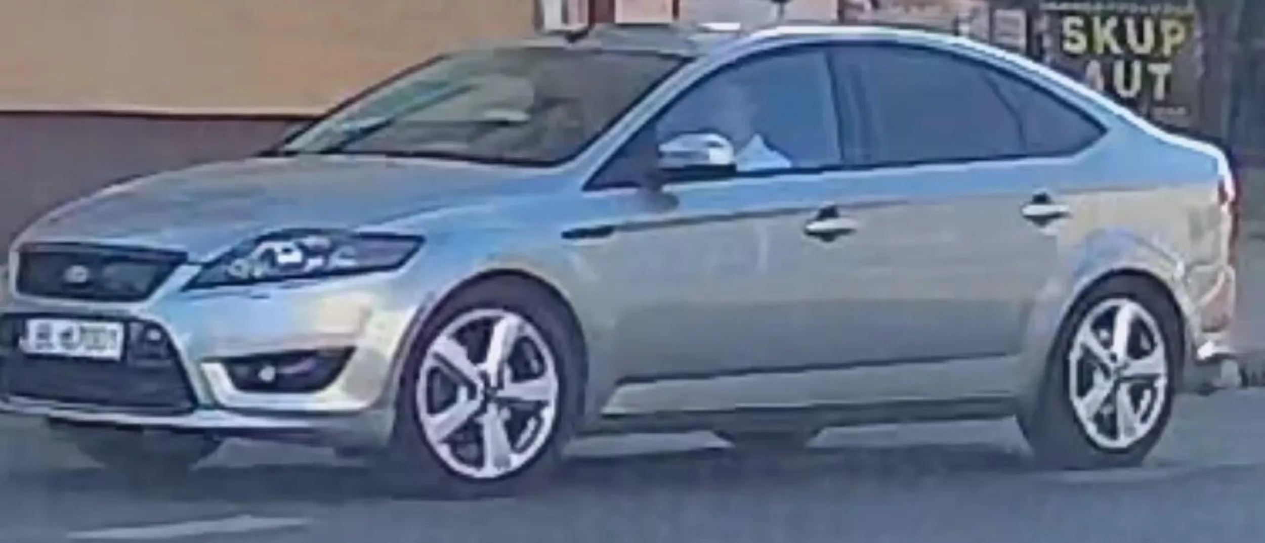 Kolejny jednokomórkowiec z Biłgoraja - używanie kierunkowskazu w momencie skręcenia kierownicą nie ma już sensu. Przepisy mówią jasno "Kierujący pojazdem jest obowiązany zawczasu i wyraźnie sygnalizować zamiar zmiany kierunku jazdy...." Polecam poruszanie się w drewniakach i zdrowiej, i bezpieczniej a samochód zostawić dla używających głowy.