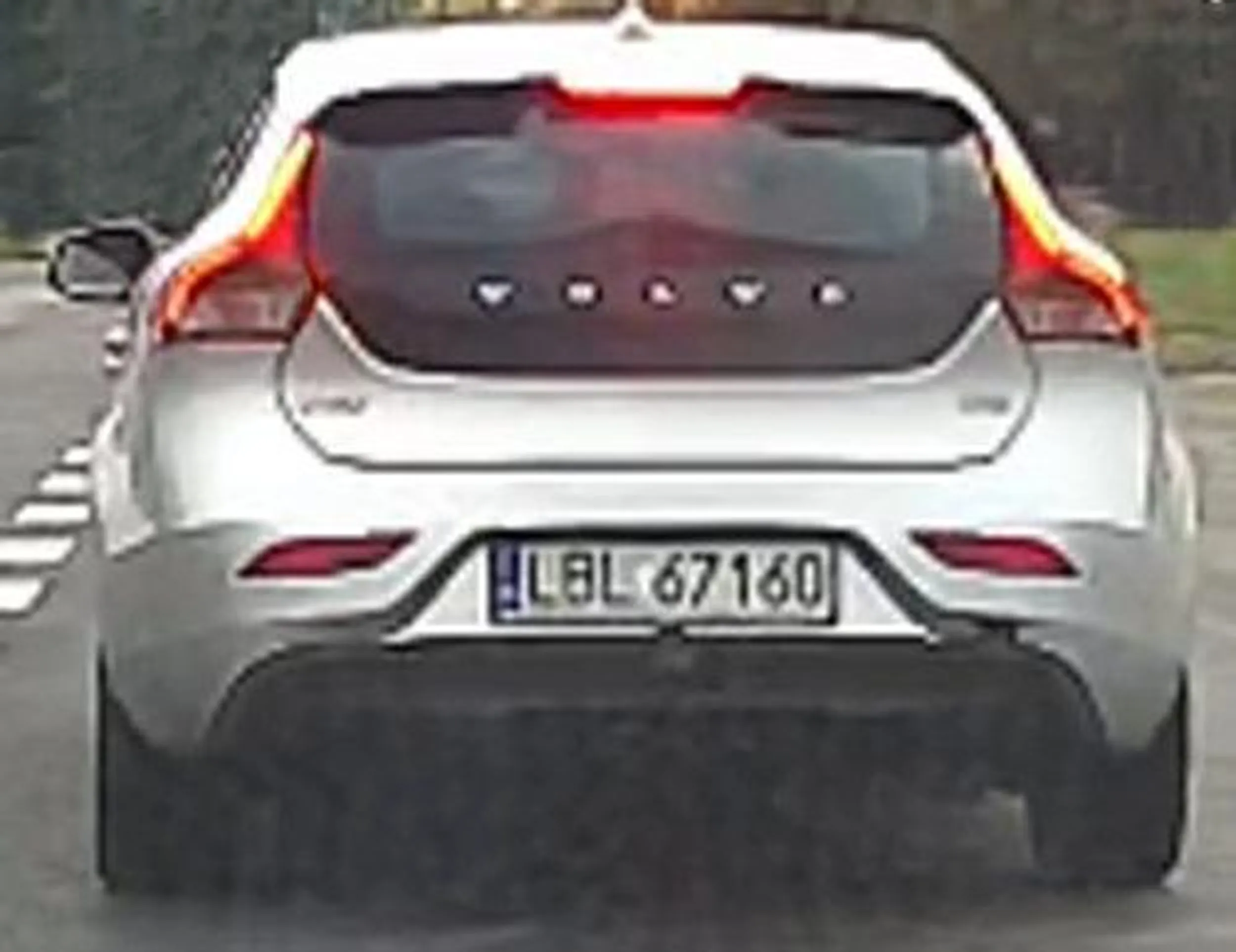 Klasyczny palacz śmieciaż (chcesz palić to pal ale odpadki papierosów zakiepuj sobie w gaciach a nie zaśmiecaj ulic) Przy okazji jak palisz papierosy to nie jedź samochodem bo ogarniecie w tym samym czasie kierunkowskazów przekracza możliwości Pana szarych komórek.