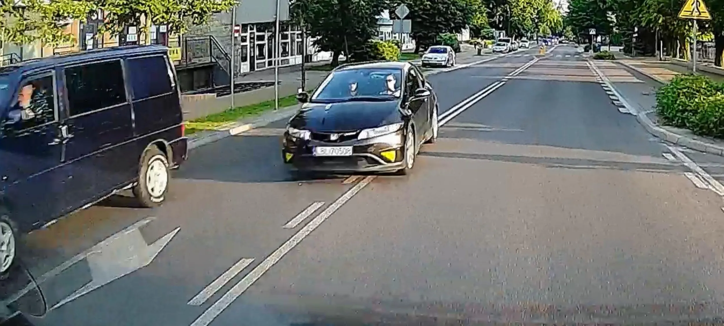 Gratuluje nie zauważenia busa przed sobą i wyprzedzania na czołówę na mieście. Współczuję twoim pasażerom.