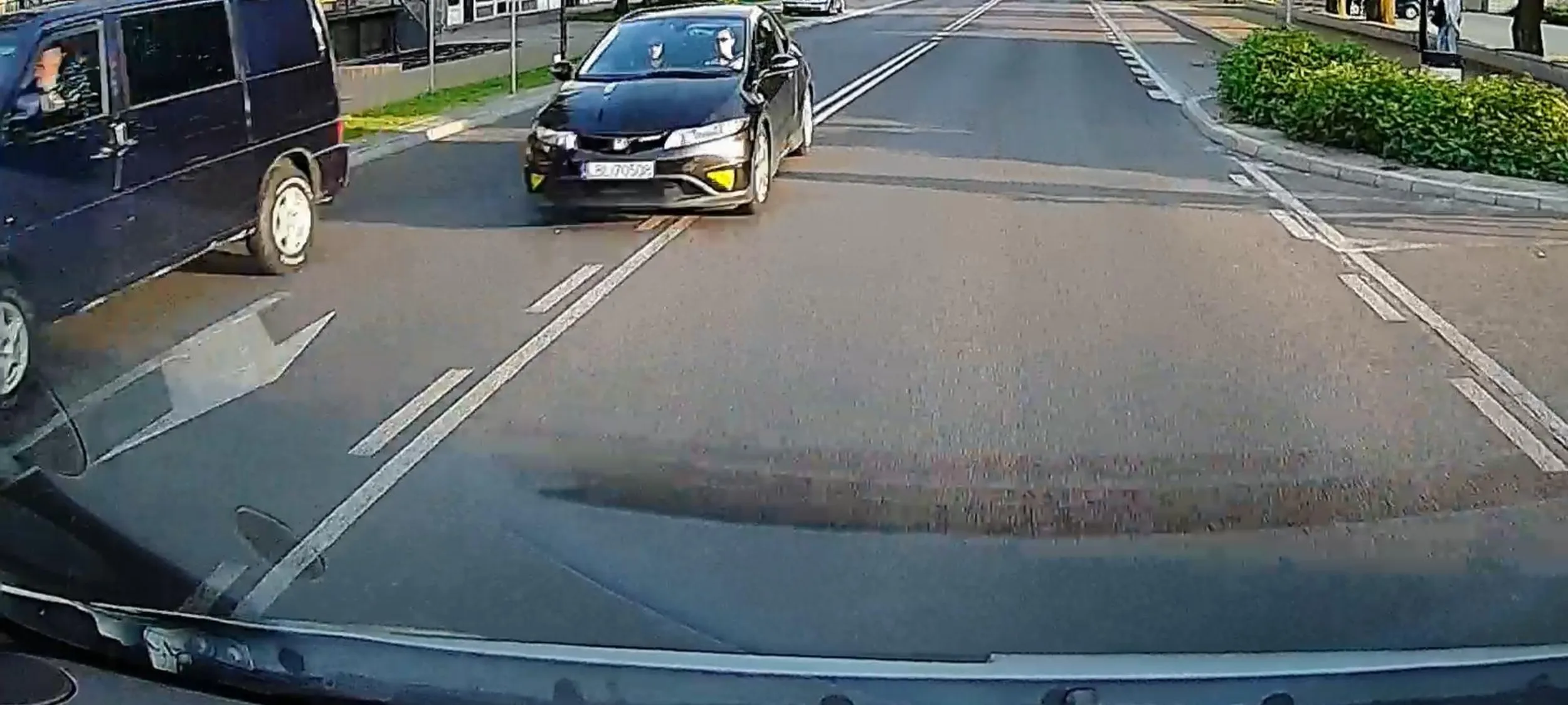 Gratuluje nie zauważenia busa przed sobą i wyprzedzania na czołówę na mieście. Współczuję twoim pasażerom.