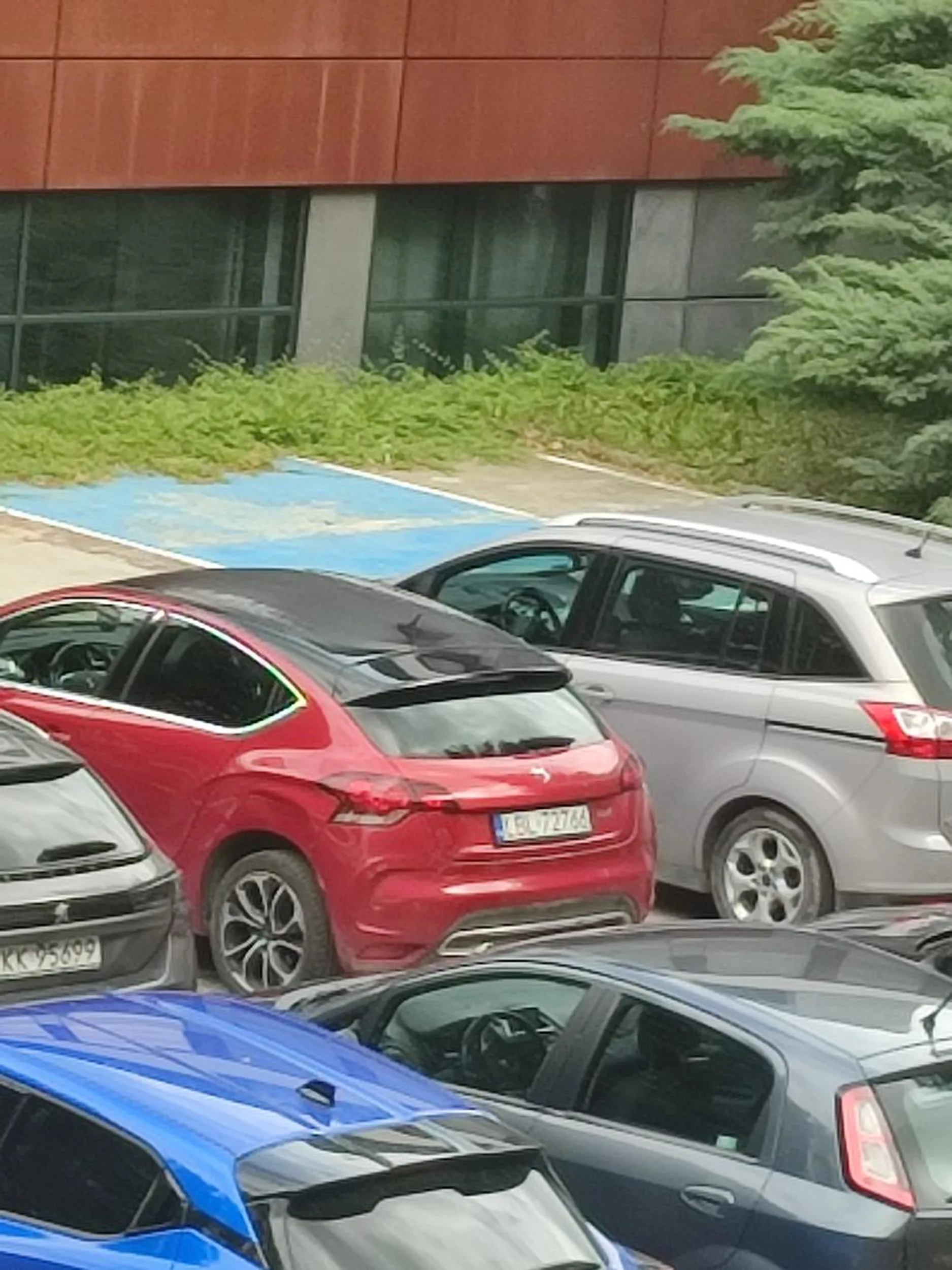 Pani kierująca zatrzymuje się bez powodu na rondzie wychodzi z pojazdu zaczyna tańczyć tańce fortnite i krzyczy że ona jest mądrzejsza bo uczy matematyki nie pozdrawiam duże zagrożenie dla życia i zdrowia + miała maczetę w lewej ręce