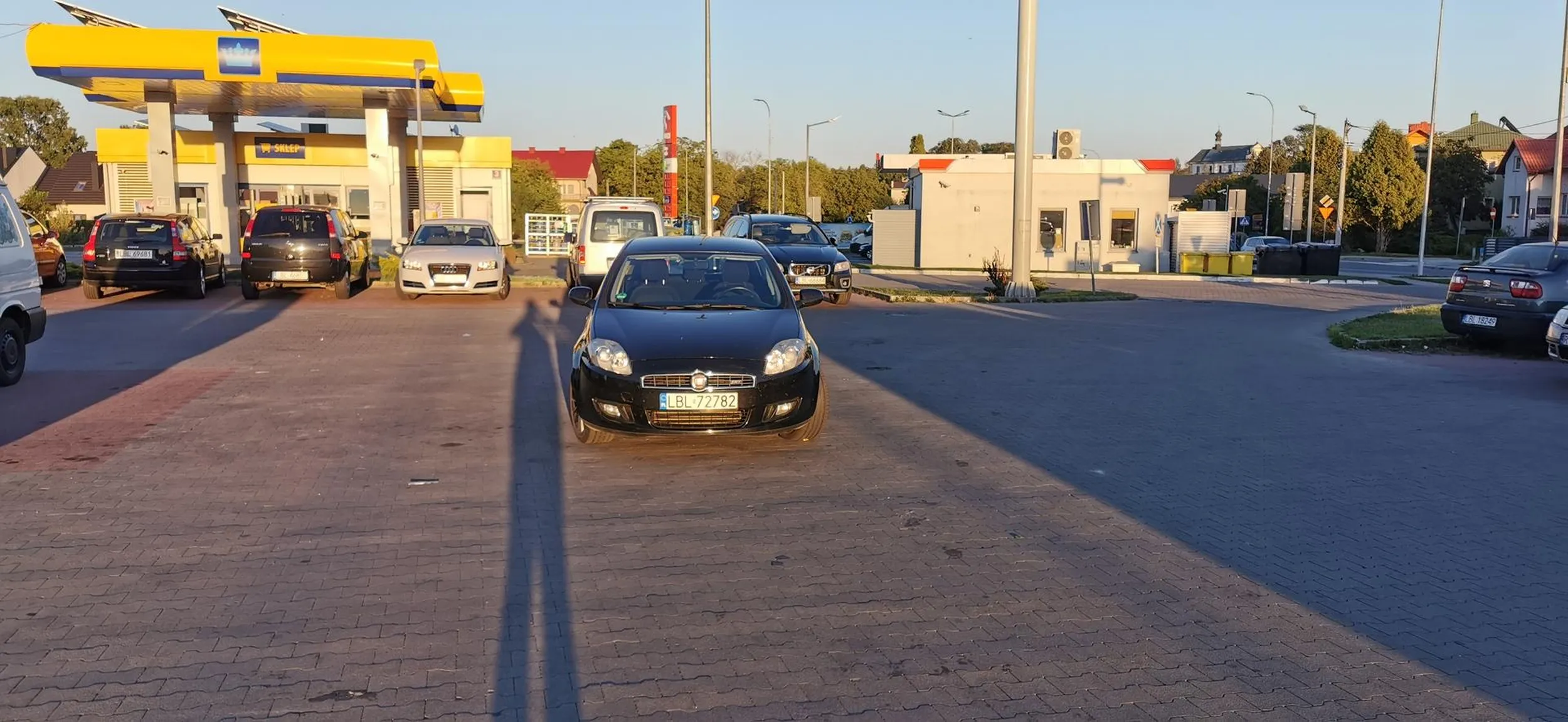 No bardziej na środku się nie da. Utrudnia przejazd wszystkim bo musi stanąć zaraz pod wejściem do sklepu.