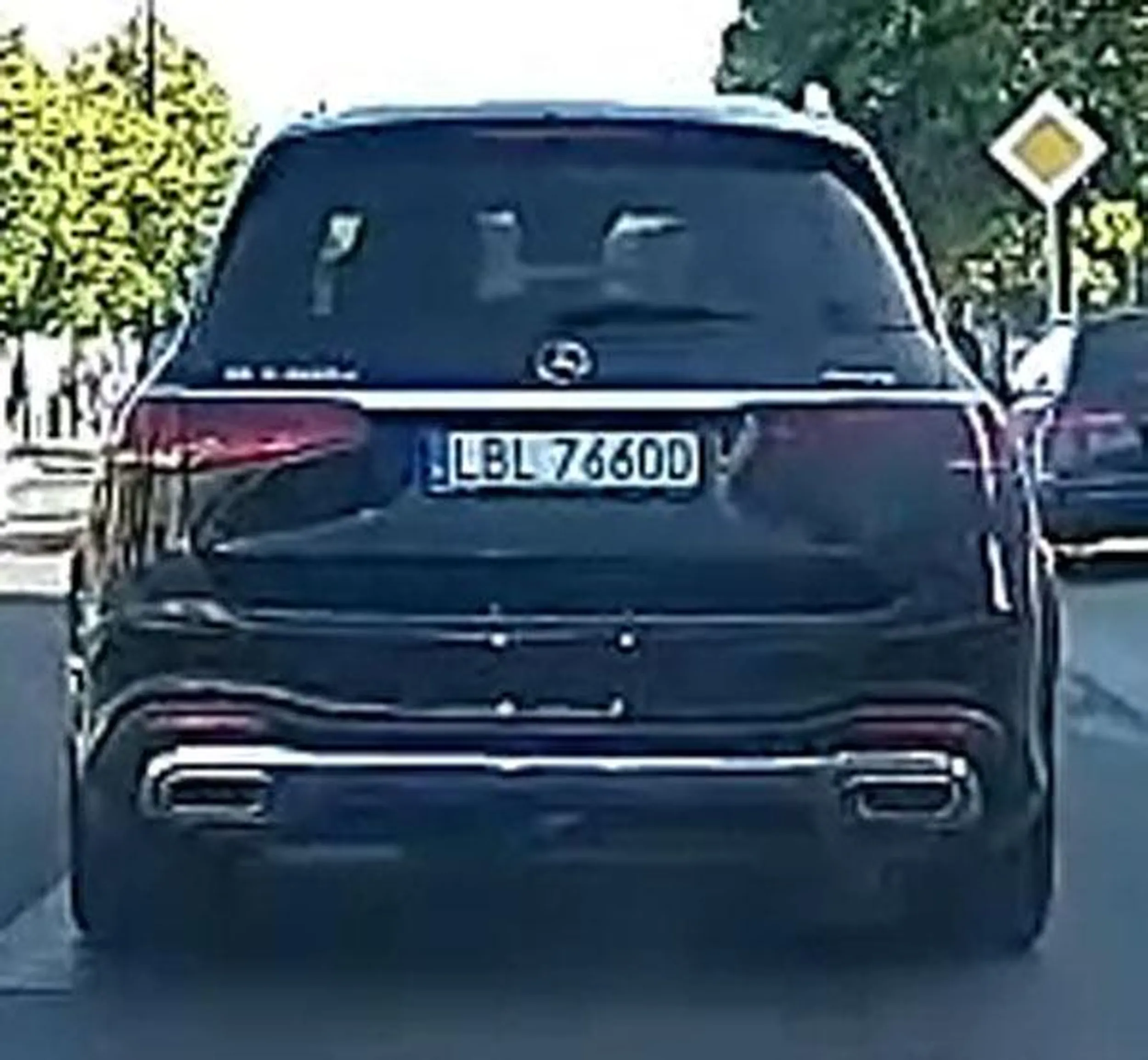 Kolejna osoba prowadząca nie jest w stanie ogarnąć używania kierunkowskazów (3 ronda + 2 skrzyżowania) Proponuję kupić sobie drewniaki zdrowiej i bezpieczniej.