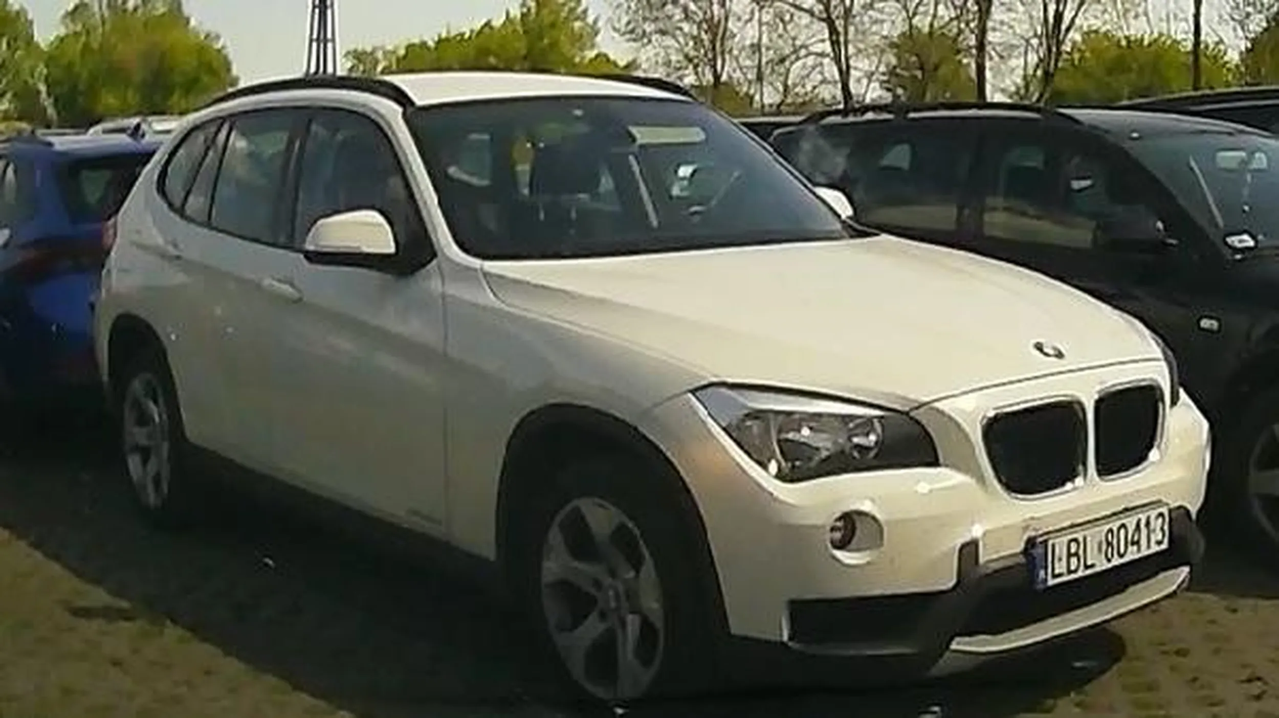 Lepiej nie parkować przy tym aucie. Pasażer tego auta niczym "święta krowa" wsiadając do niego  przywalił drzwiami powodując odprysk i wgniecenie drzwi, auta zaparkowanego obok.