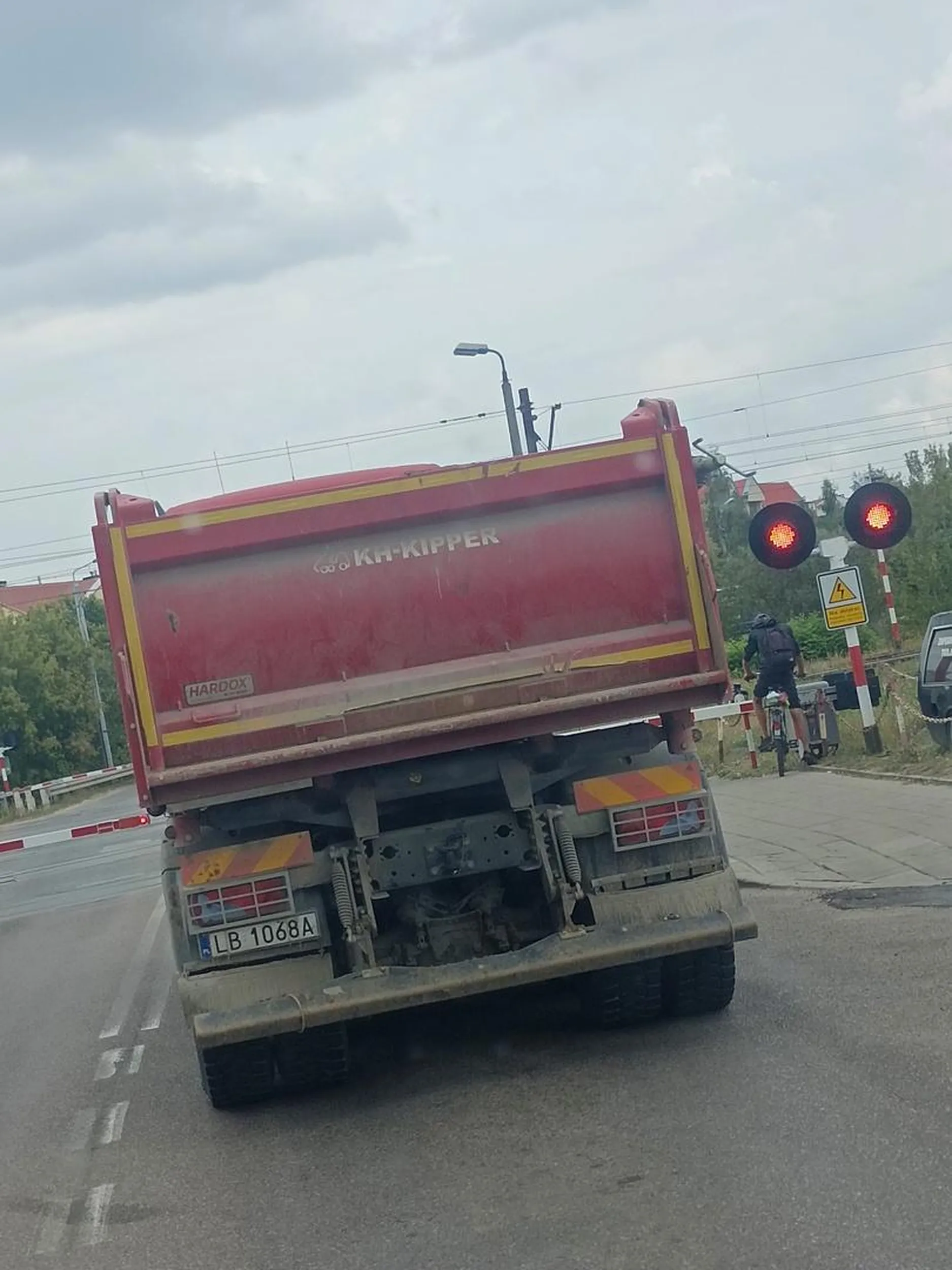 Jeździ na czerwonym świetle pajac