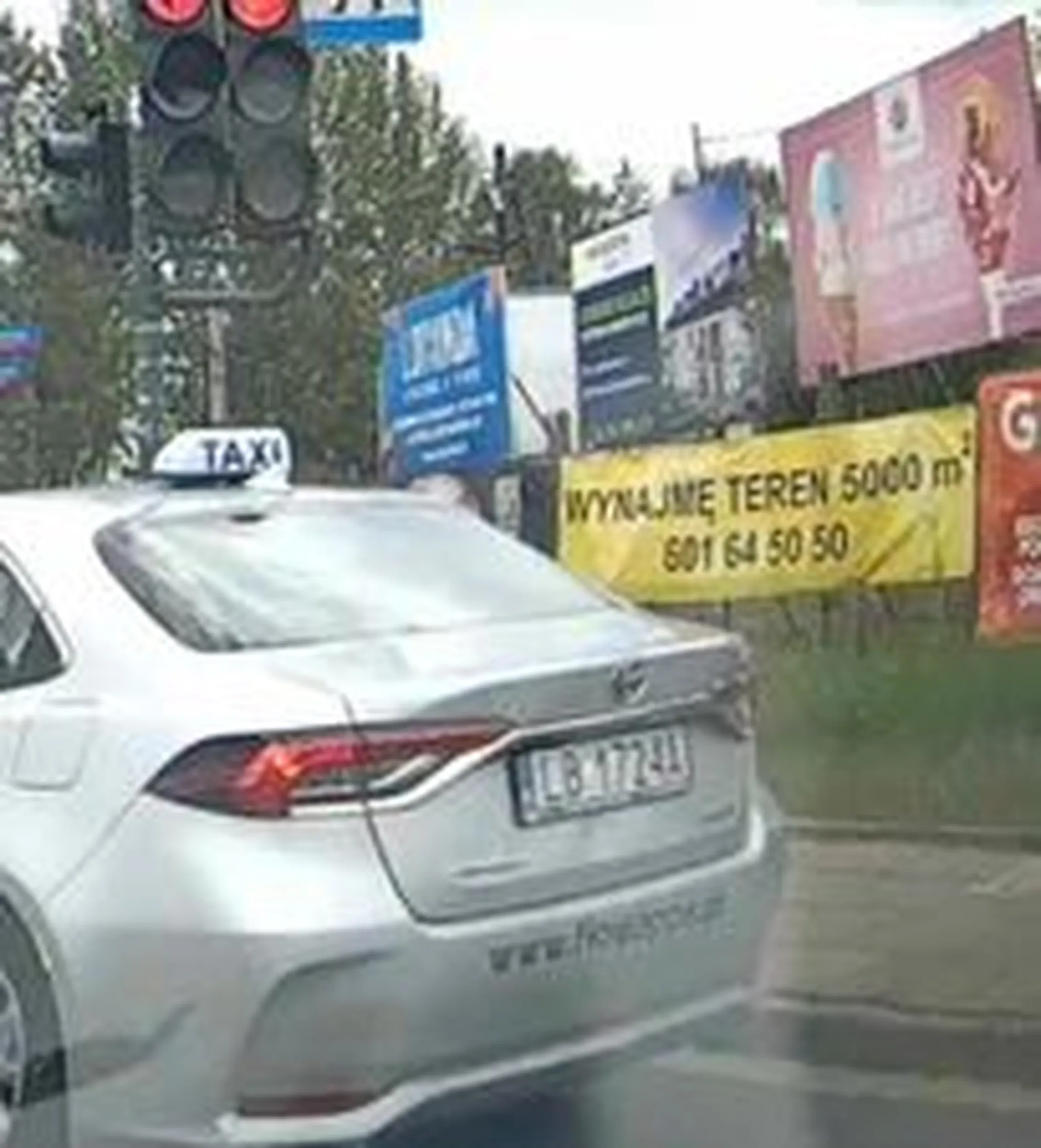 Klasyczna złotówa z Bolta. Przejeżdża na czerwonym pasem do skrętu w prawo, po czym przekracza powierzchnię wyłączoną z ruchu (Znak P-21) tylko po to, by zawrócić. https://www.facebook.com/watch?v=1180112646436262