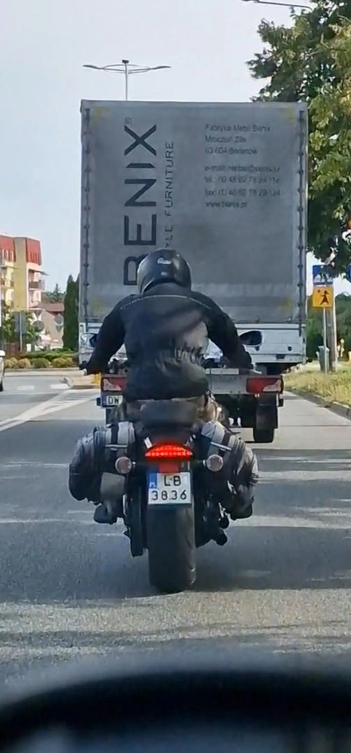 Miastowy poganiacz. Wymachiwał łapami, bo nie spodobało mu się jaką miałem prędkość na rondzie jadąc z niemowlakiem. Następnie wyprzedzenie i break test, gdzie mało się nie wypierdolił, a szkoda. Miałbym ubaw z idioty.