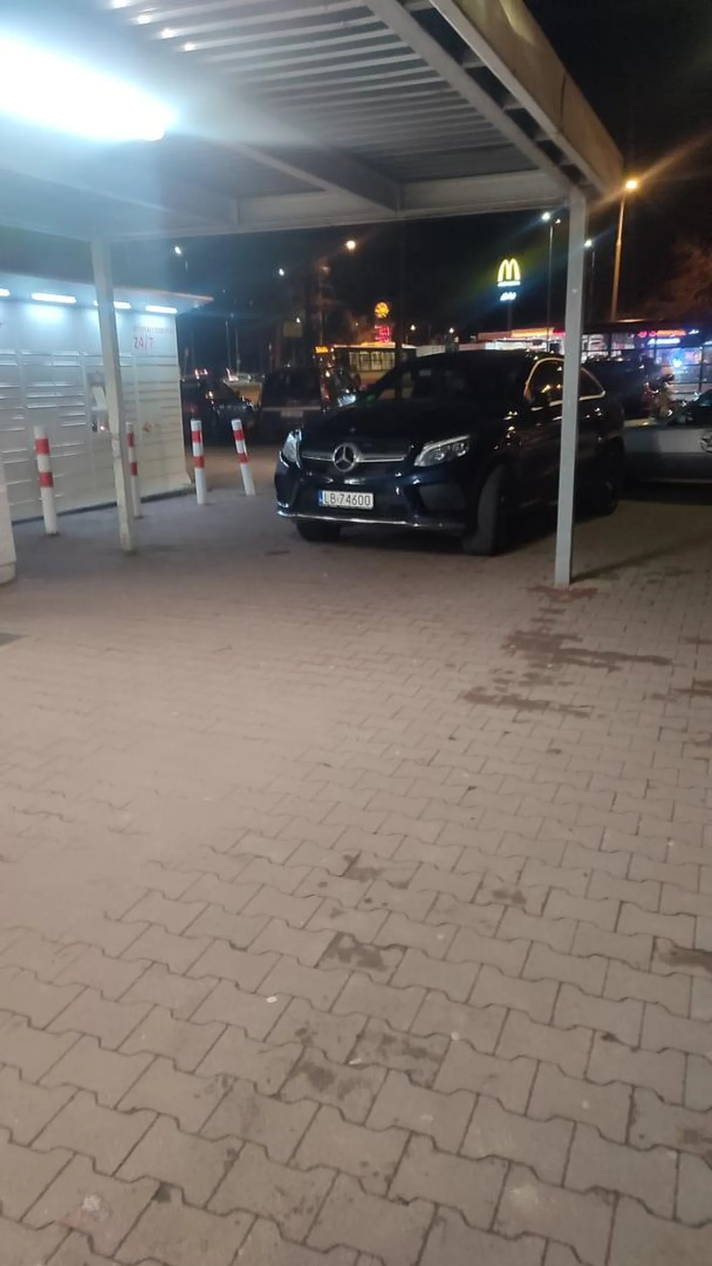 Może by tak do sklepu wjechać, po co na piechotę po sklepie chodzić?