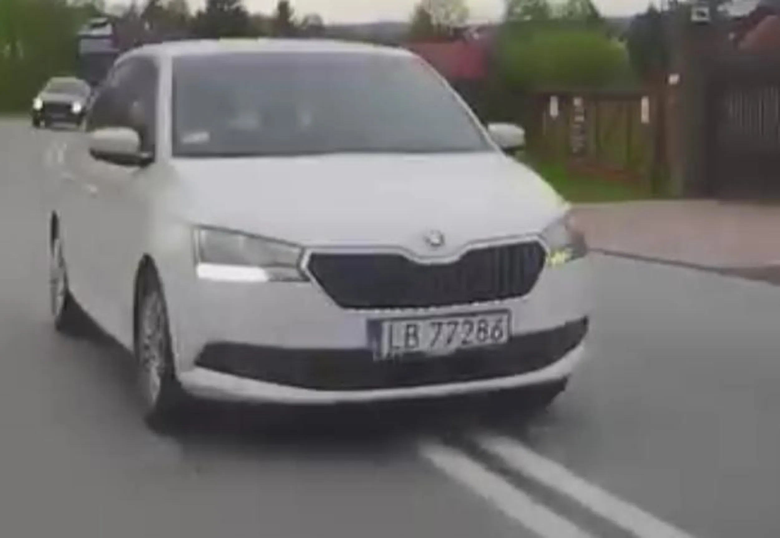 Pirat drogowy wyprzedza na podwójnej ciągłej i na pasach. Zabrać prawo jazdy zanim kogoś zabije. Wysłać na ponowny egzamin, bo nie potrafi jeździć. Kiepski kierowca.