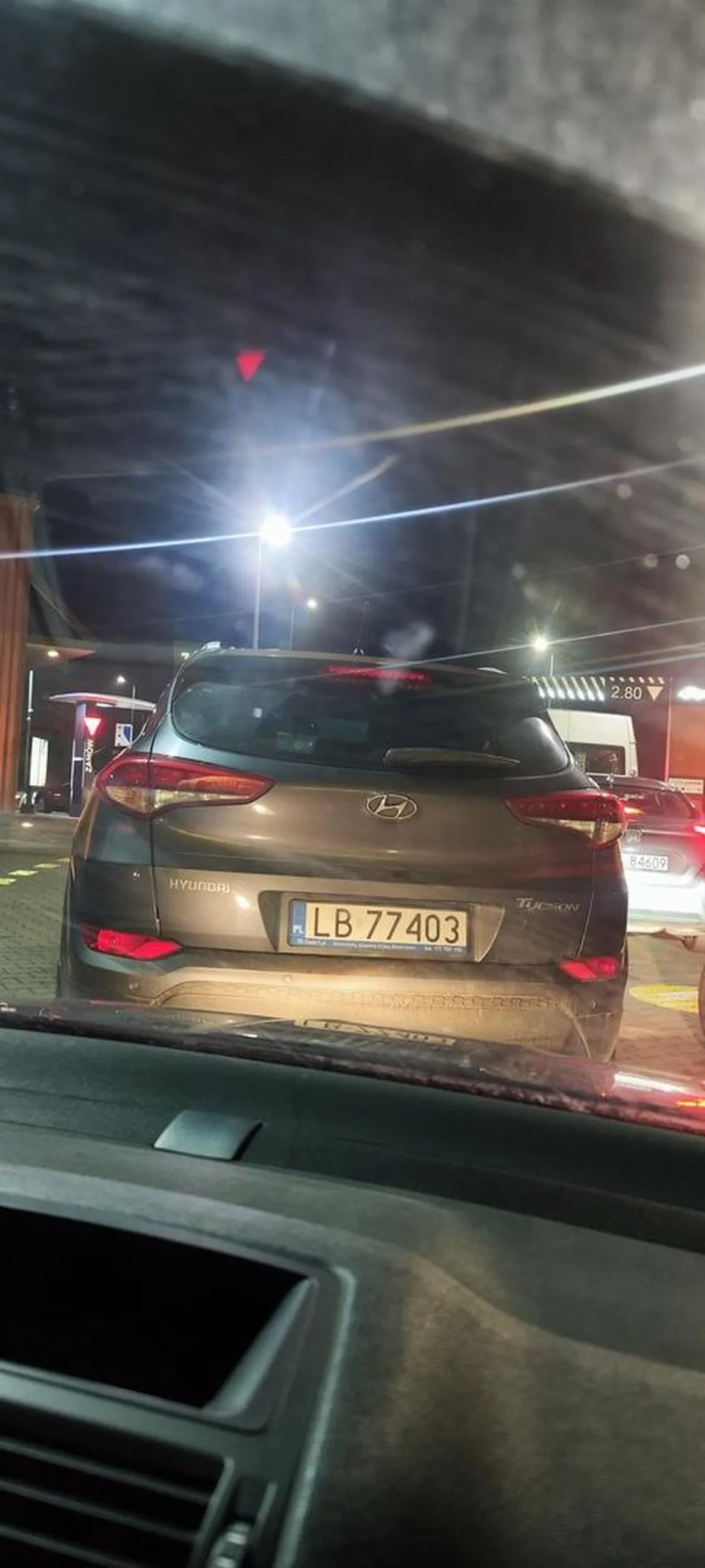 Oszczędny j3baniec, na drajvie w maku światła wyłącza xD