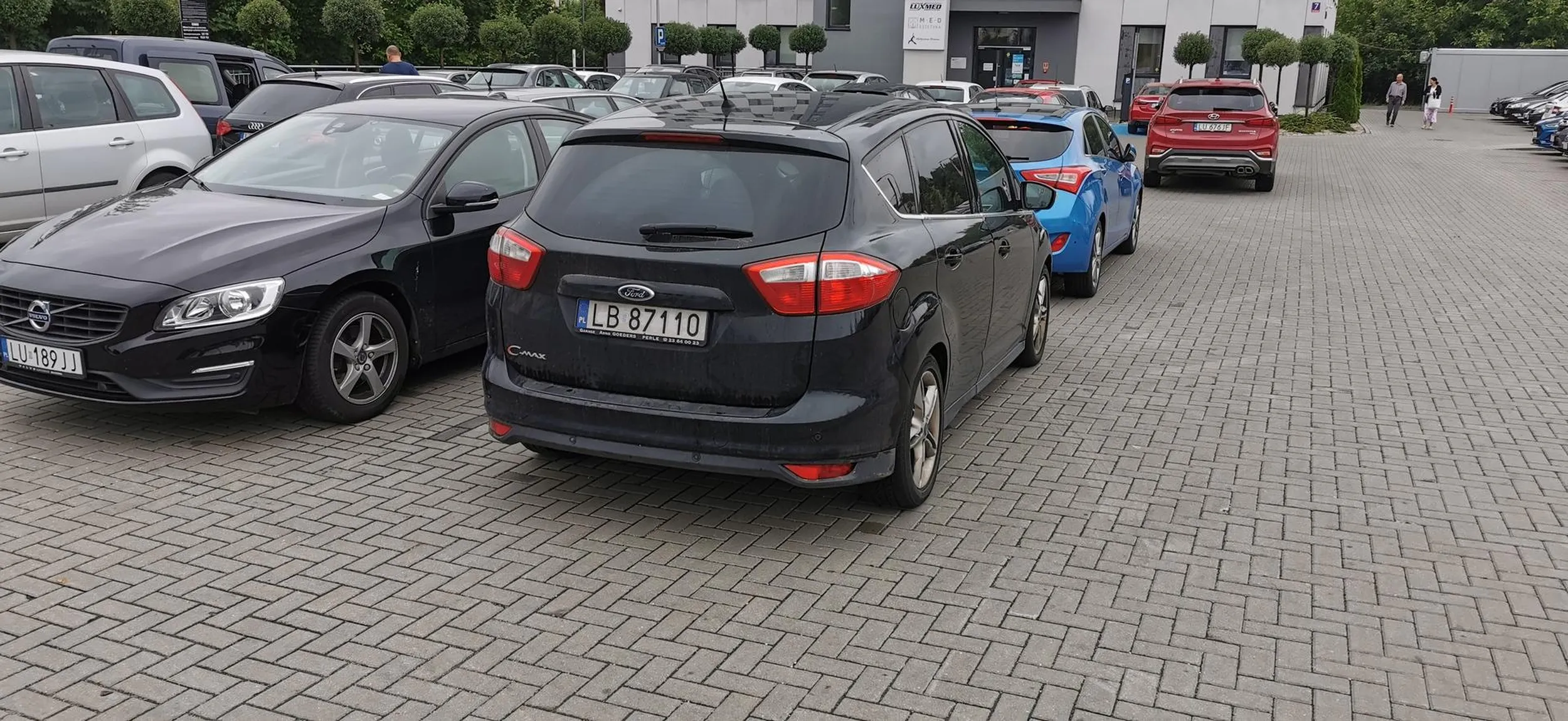 Zaparkowany na przejeździe i wszyscy będą się wysilać bo jeden nie chciał zaparkować na miejscu.