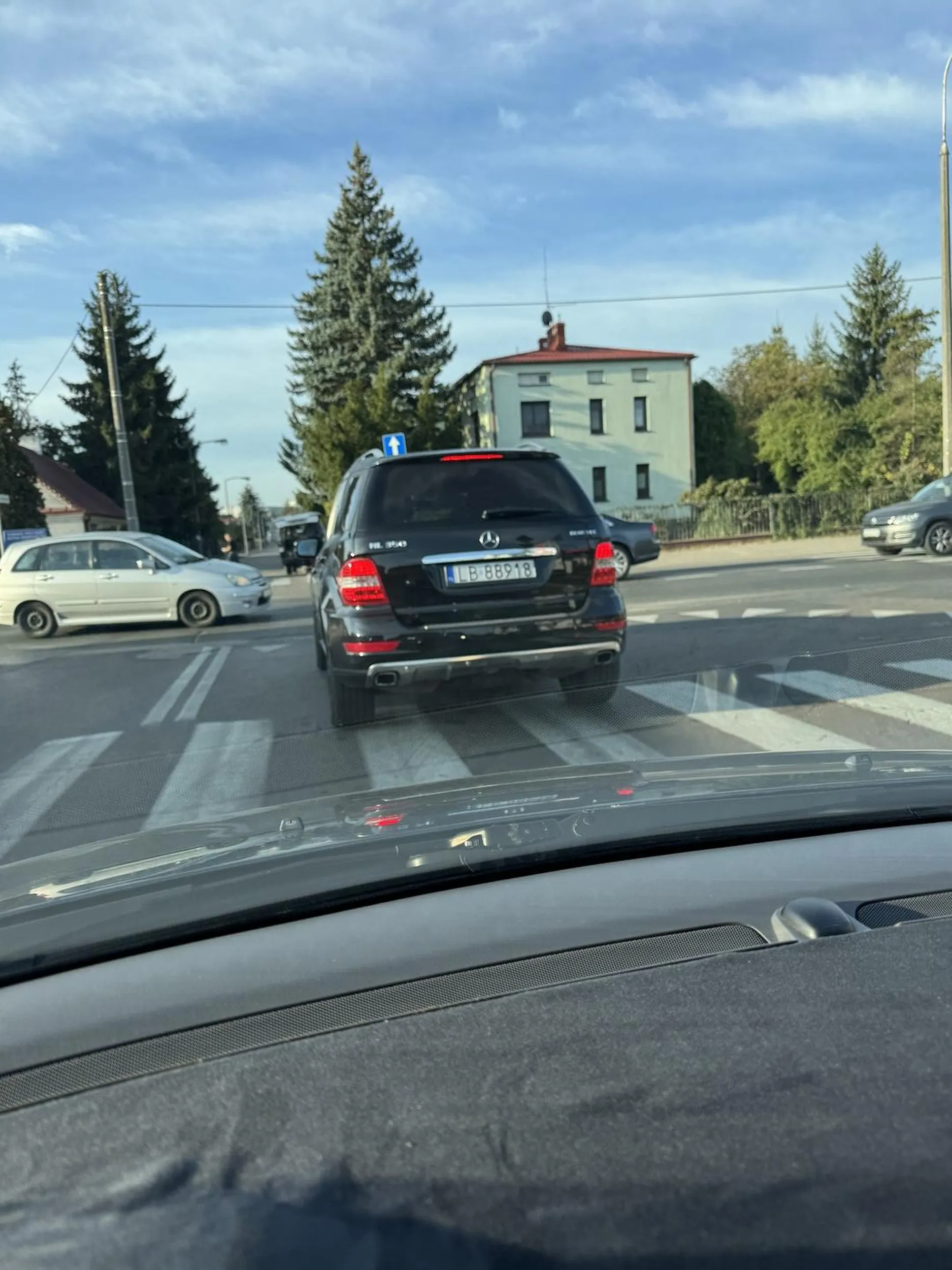 Lafirynda z czarnymi włosami wyprzedza przed samym skrzyżowaniem po czym nagle hamuje. Ewidentna próba wyłudzenia odszkodowania na stłuczkę. Uważajcie