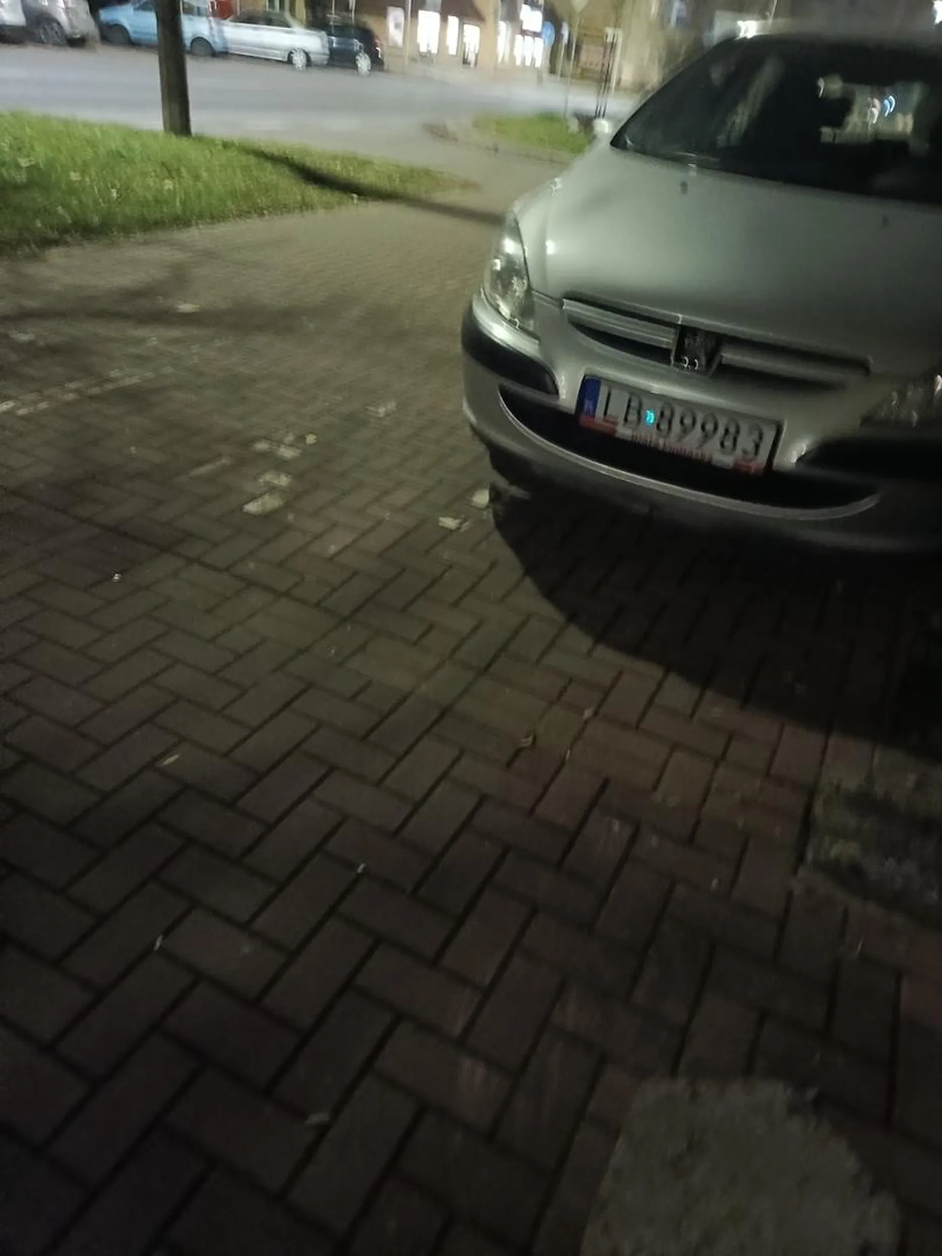 Profesjonalne parkowanie na chodniku