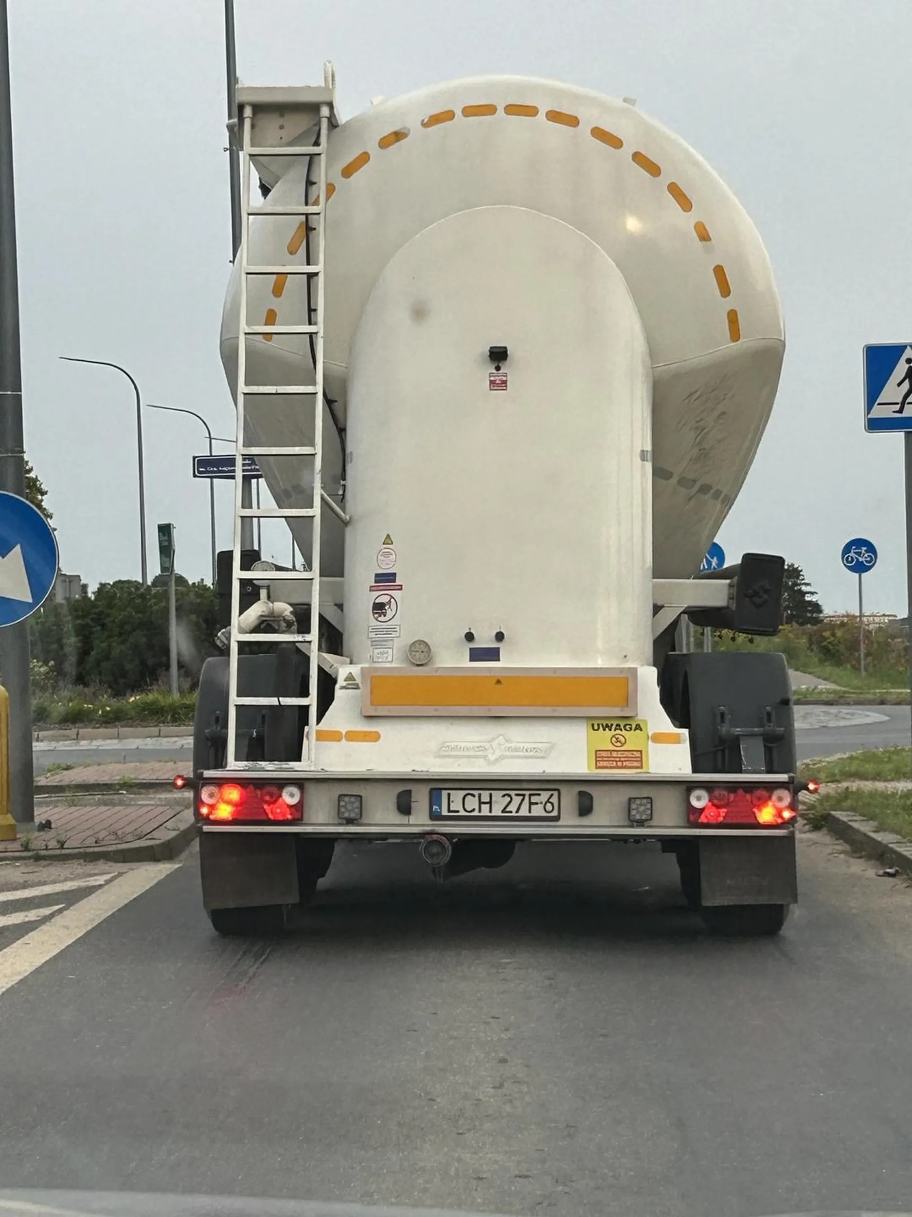 Kretyn, wyprzedza na przejściu dla pieszych, przecina podwójną ciągłą, a to wszystko ciężarówką