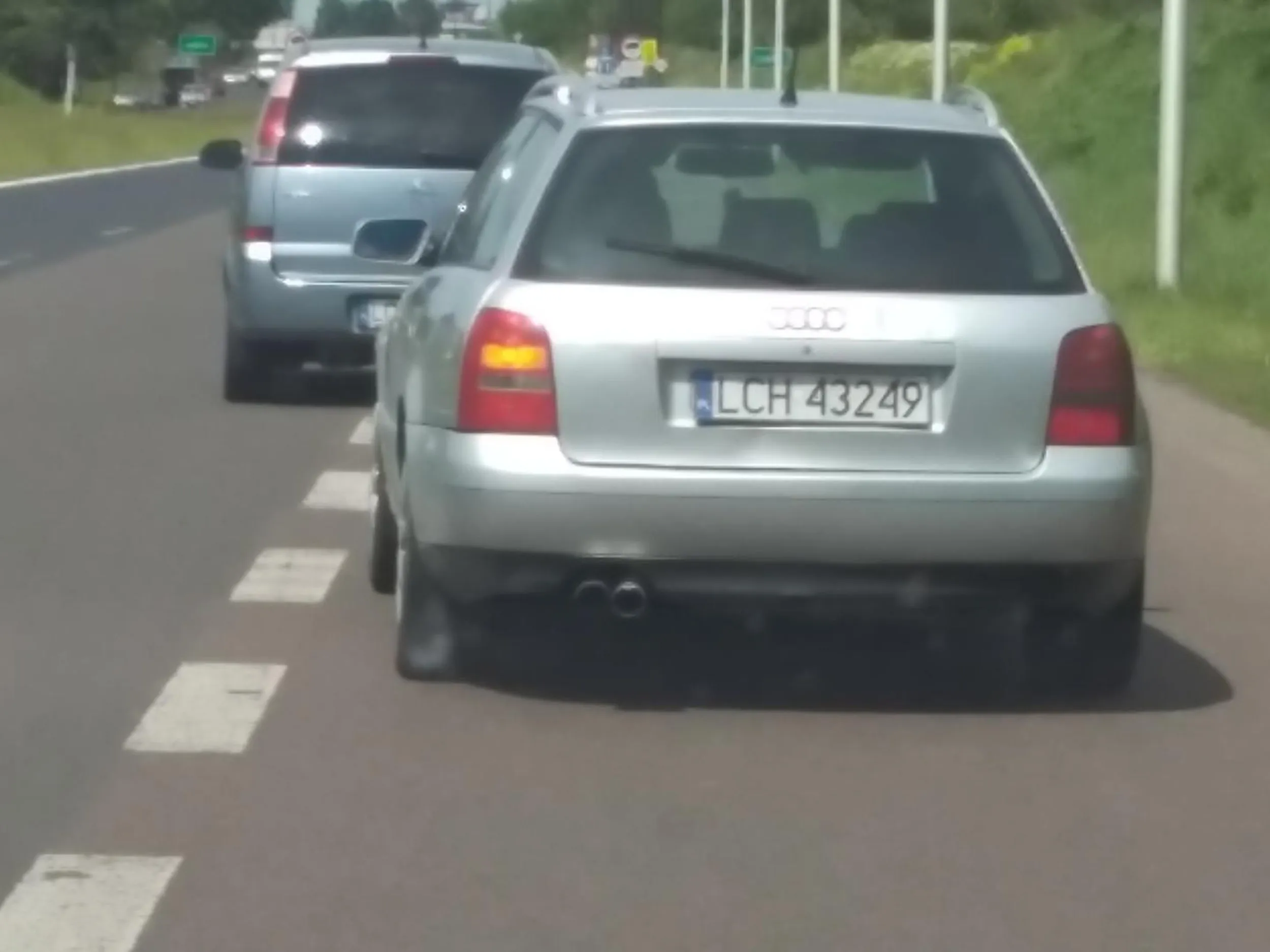 Powierzchnia wyłączona z ruchu idzie jak przeciąg by za chwilę hamować ostro przed kolejnym autem. Chwilę później lewy pas na Witosa w Lublinie jego z prędkością ok 60  km. Oczywiście telefonik przy uchu nisko osadzony fotel i czapka wpierdolka typowego geja z Audi