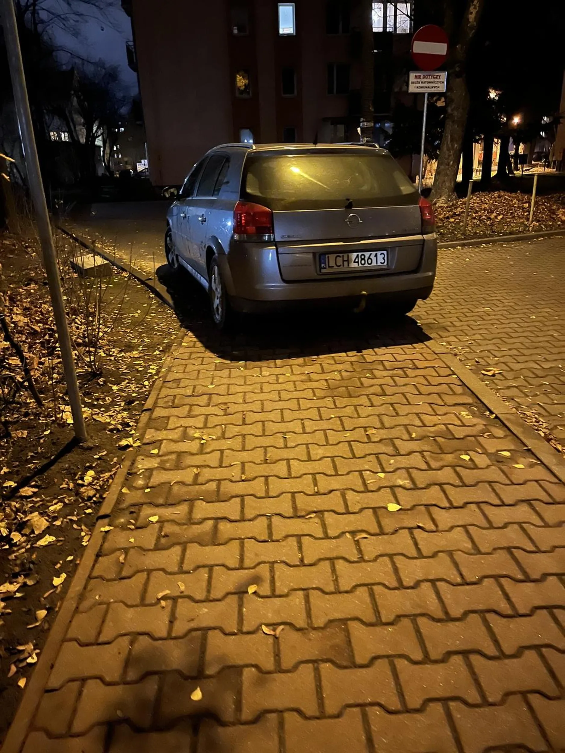 Parkuje na chodniku, blokuje wjazd na parking dla karetek.