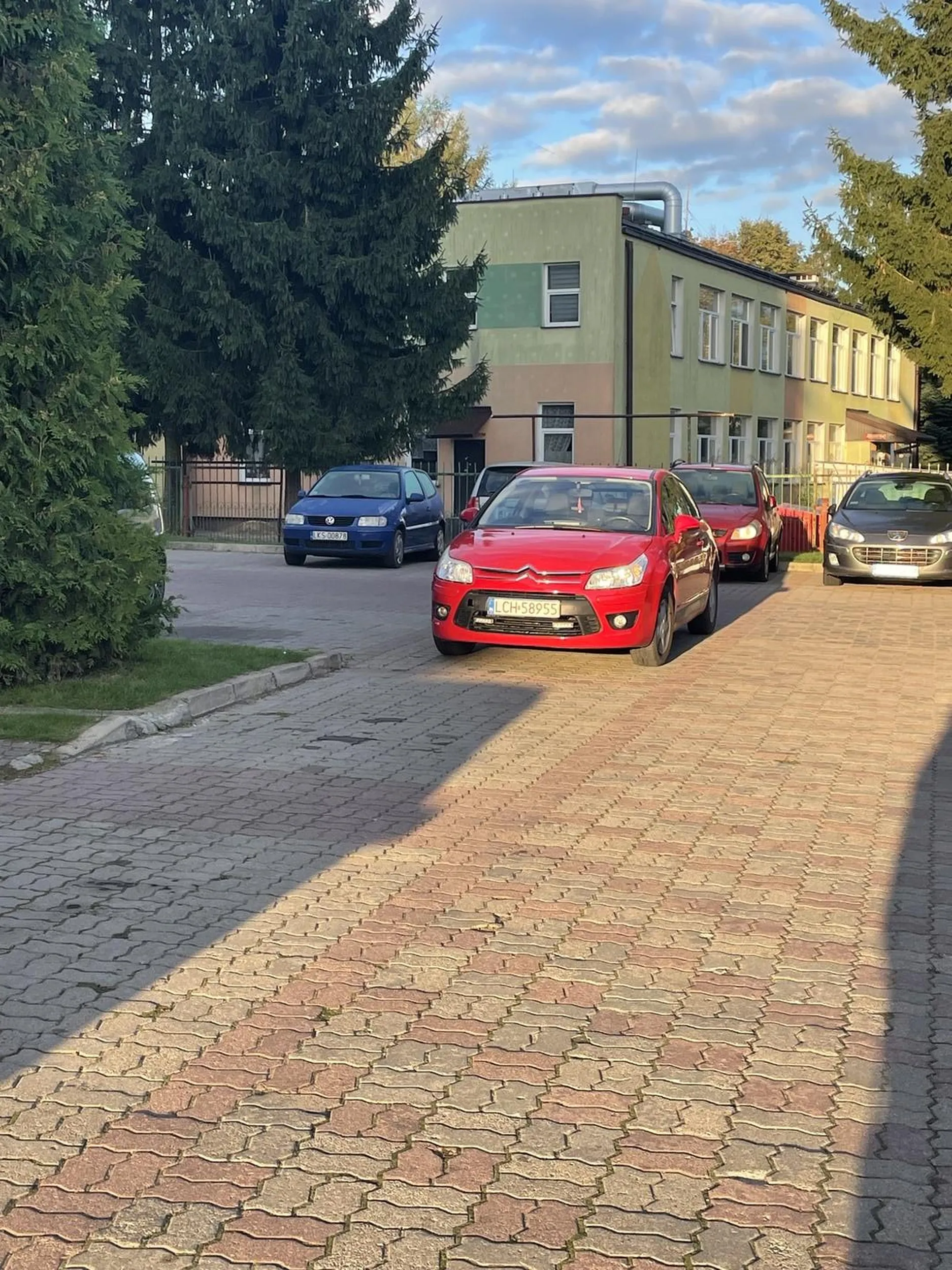 Halyna pacz no tu jak on zaparkował :(