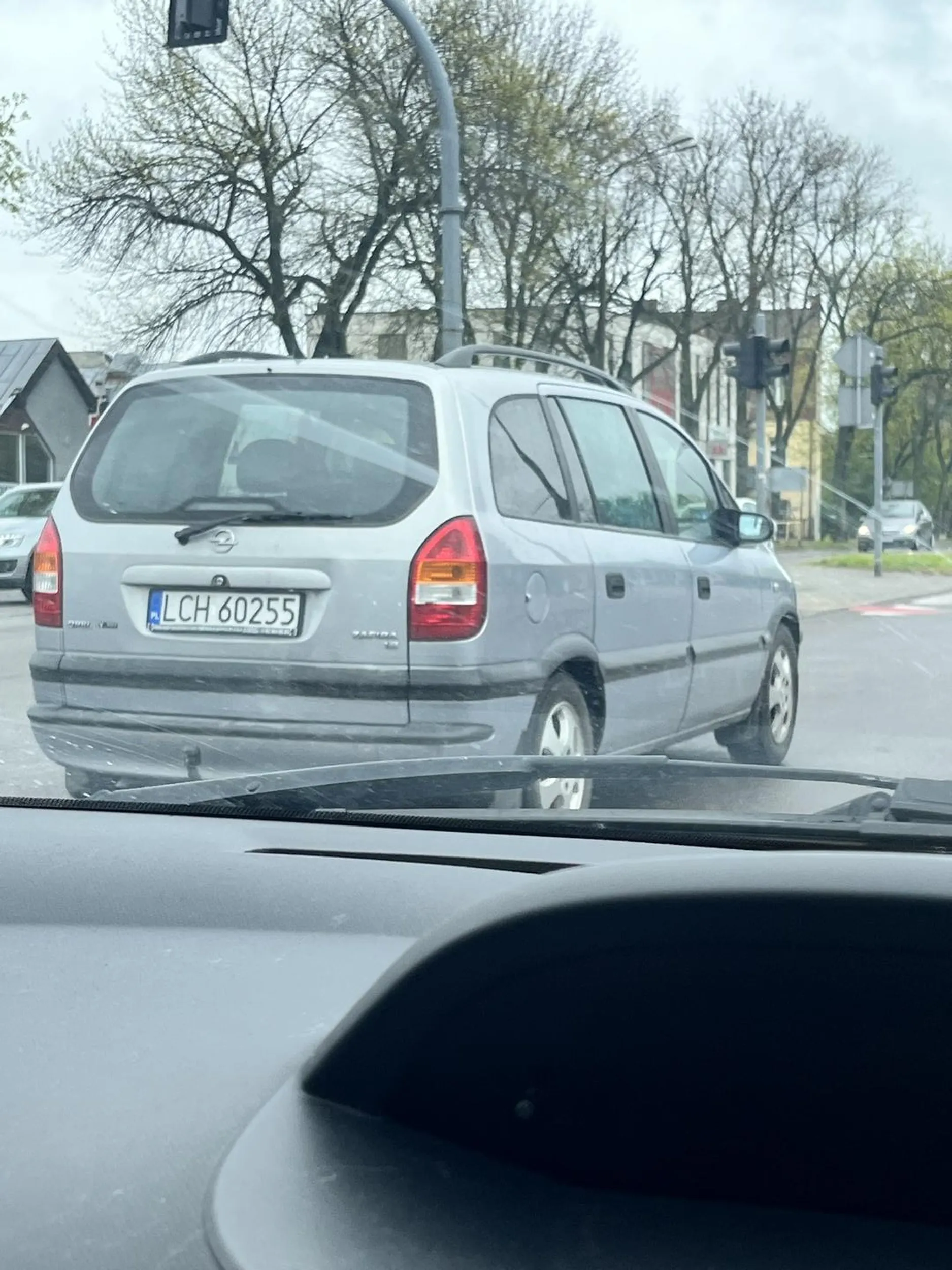 Szanowny Panie Dziadu proszę nie jeździć lewym pasem i nie przychamowywywać komuś kto chce jechać szybciej od ciebie. Cwaniaczenie z fakerem a później obsranie zbroi kiedy zatrzymaliśmy  się na czerwonym światle, zamykanie z panika drzwi od środka i odwracanie głowy naprawdę nie jest normalne. Widzę że pochodzi pan z okolic chełma polecam doktora Daniłosio. Nie pozdrawiam.
