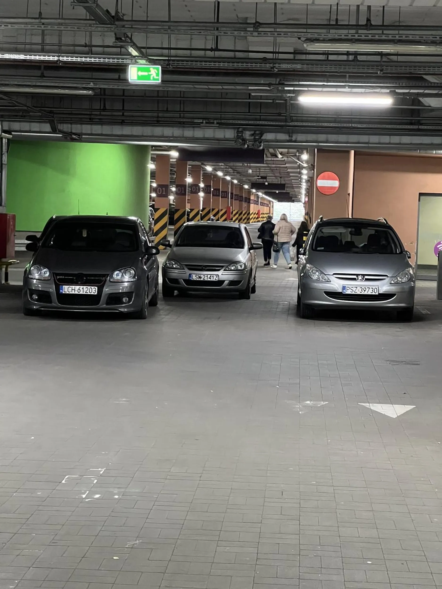 Kolejny mistrz parkowania na przejeździe