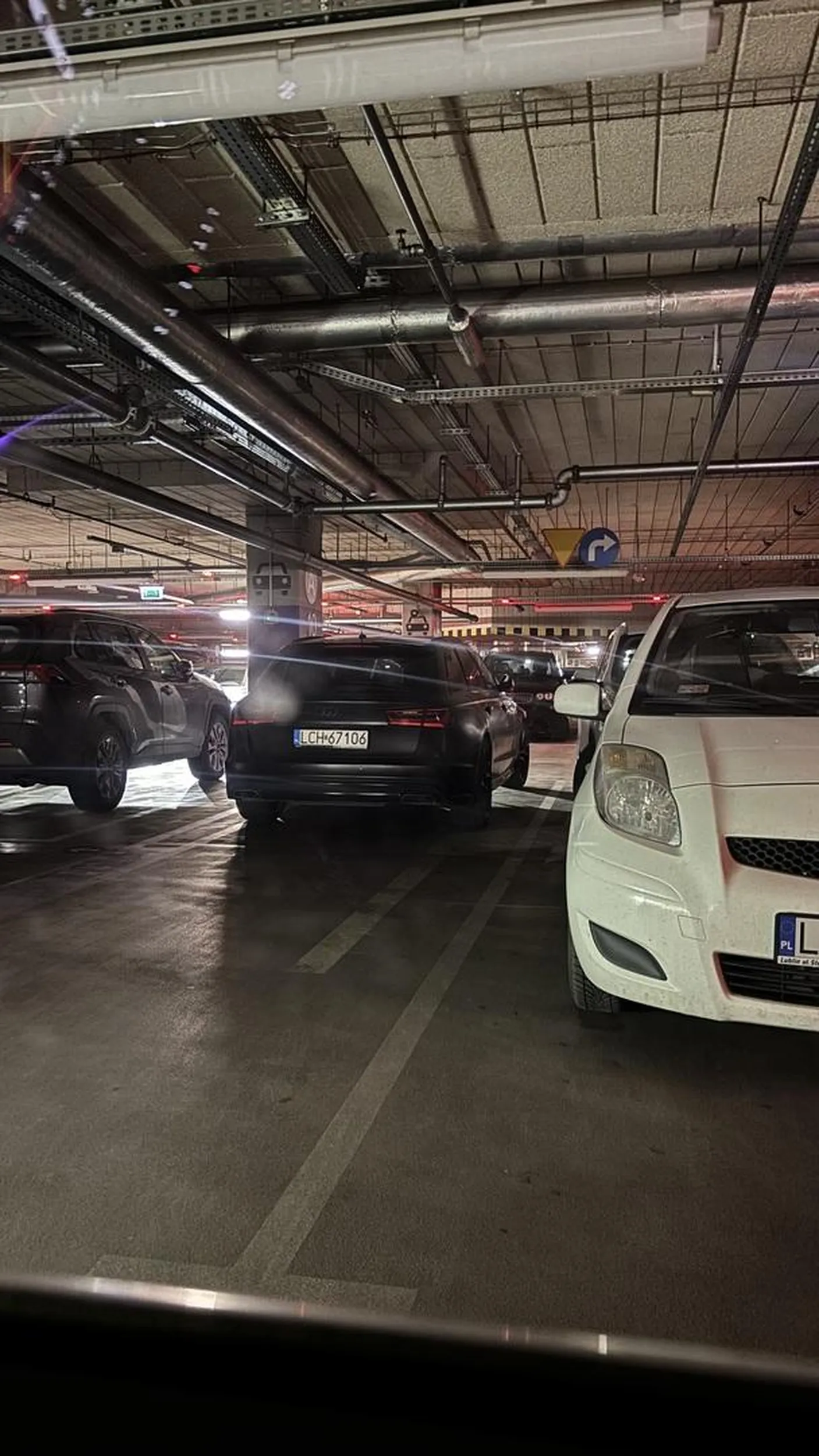 Parking Tarasy Zamkowe w Lublinie. Kolega nie zauważył strzałki pod sufitem i zaparkował na jedynym wyjeździe z tej części parkingu ?