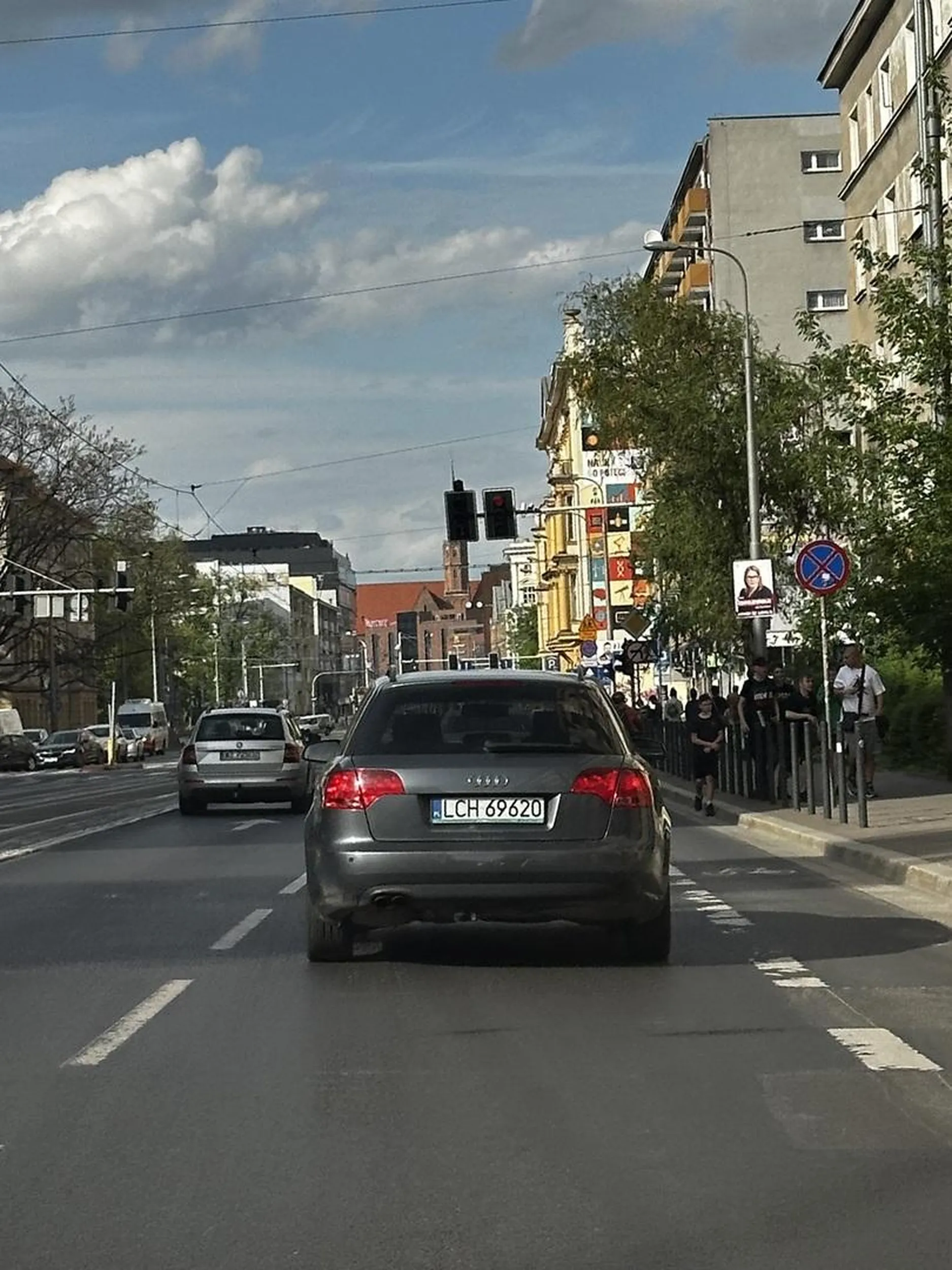 Pani jadąc na prawoskręcie postanowiła nagle jechać prosto i zajechać tym samym drogę pojazda jadącym poprawnym pasem na wprost.