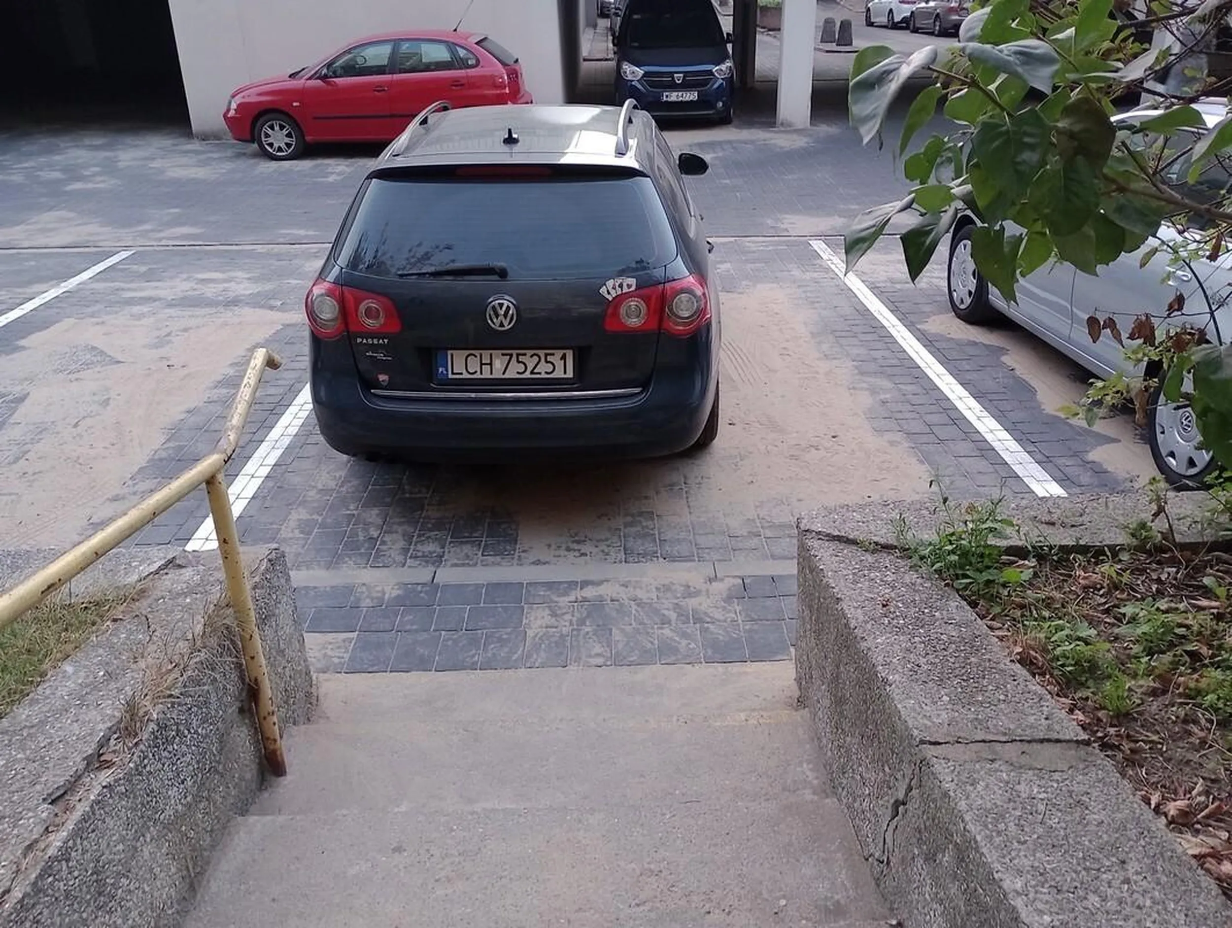 No super stanąłeś, idealnie na zejściu ze schodów. Oczywiście nie można było stanąć maksymalnie przy prawej linii, tak aby zasłonić tylko kawałek zejścia? Widać myślenie nie jest mocną stroną tego kierowcy.