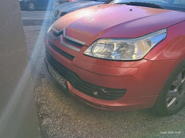 Chyba rekord. Zostawił około 20 cm dla pieszych. Po co parkować jak inni, jak można na pałę, co nie?