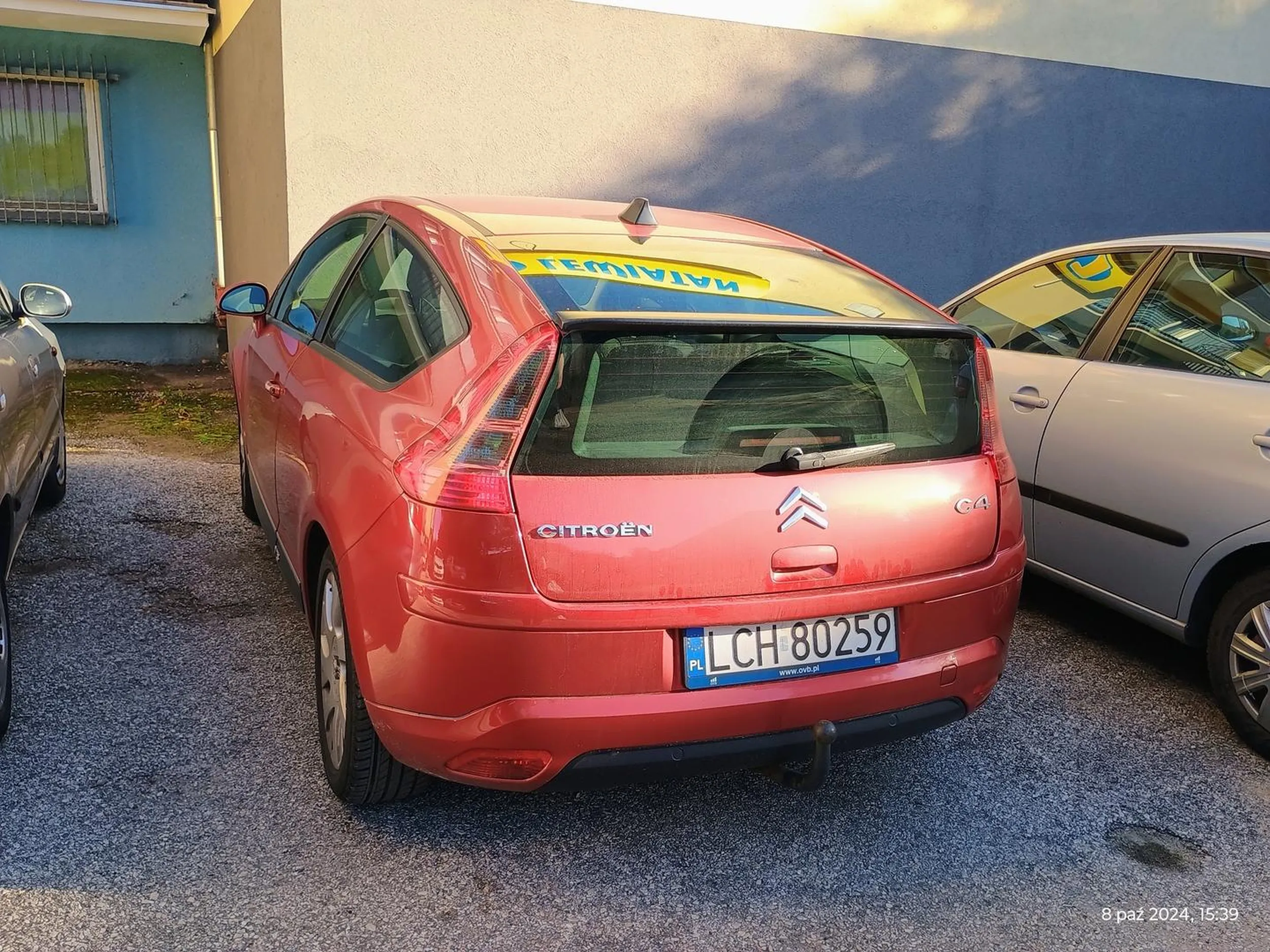 Chyba rekord. Zostawił około 20 cm dla pieszych. Po co parkować jak inni, jak można na pałę, co nie?