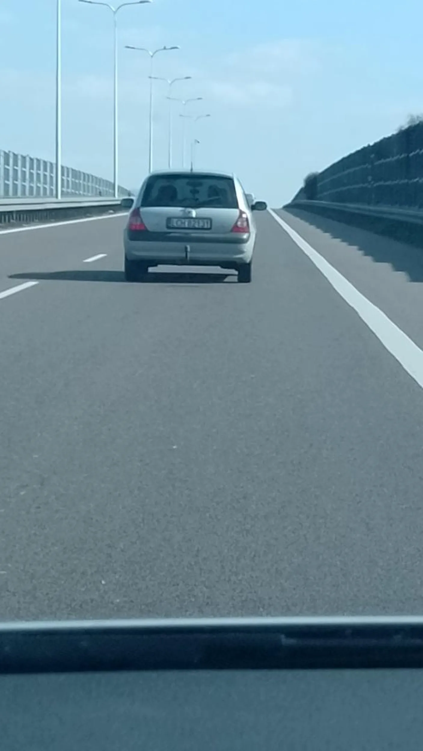 Kobieto! To że jedziesz prosto nie oznacza z automatu że masz pierwszeństwo! Jeśli masz takie trójkąty przed maską to masz się zatrzymać jeśli coś jedzie główna drogą! Pani jadąc drogą ekspresowa S12 omijała protest rolników zjazdem na węźle tylko że chyba jej się wydawało że ona nadal ma pierwszeństwo, mimo że znaki poziome i pionowe mówią co innego. Bo wodząc samochód jadący z dosyć duża prędkością droga z pierwszenstwem, zaczęła jeszcze perfidnie przyspieszać na milimetry tylko unikając ze mną kolizji, ponieważ widząc że ta kobieta przyspiesza odbiłem w bok i zwolniłem! Masz więcej szczęścia niż rozumu! Bo gdyby trafiło na taką samą amebę jak ty to pewne byście się pierdolneli na samym skrzyżowaniu i wybacz ale z tego małego samochodzika i pasażera który siedział od mojej strony to mało by zostało! Tak na przyszłość, powtórz podstawowej znaki drogowe i trochę więcej wyobraźni!