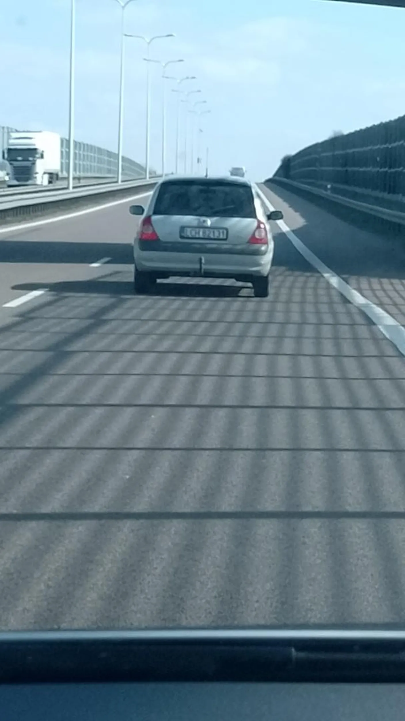 Kobieto! To że jedziesz prosto nie oznacza z automatu że masz pierwszeństwo! Jeśli masz takie trójkąty przed maską to masz się zatrzymać jeśli coś jedzie główna drogą! Pani jadąc drogą ekspresowa S12 omijała protest rolników zjazdem na węźle tylko że chyba jej się wydawało że ona nadal ma pierwszeństwo, mimo że znaki poziome i pionowe mówią co innego. Bo wodząc samochód jadący z dosyć duża prędkością droga z pierwszenstwem, zaczęła jeszcze perfidnie przyspieszać na milimetry tylko unikając ze mną kolizji, ponieważ widząc że ta kobieta przyspiesza odbiłem w bok i zwolniłem! Masz więcej szczęścia niż rozumu! Bo gdyby trafiło na taką samą amebę jak ty to pewne byście się pierdolneli na samym skrzyżowaniu i wybacz ale z tego małego samochodzika i pasażera który siedział od mojej strony to mało by zostało! Tak na przyszłość, powtórz podstawowej znaki drogowe i trochę więcej wyobraźni!