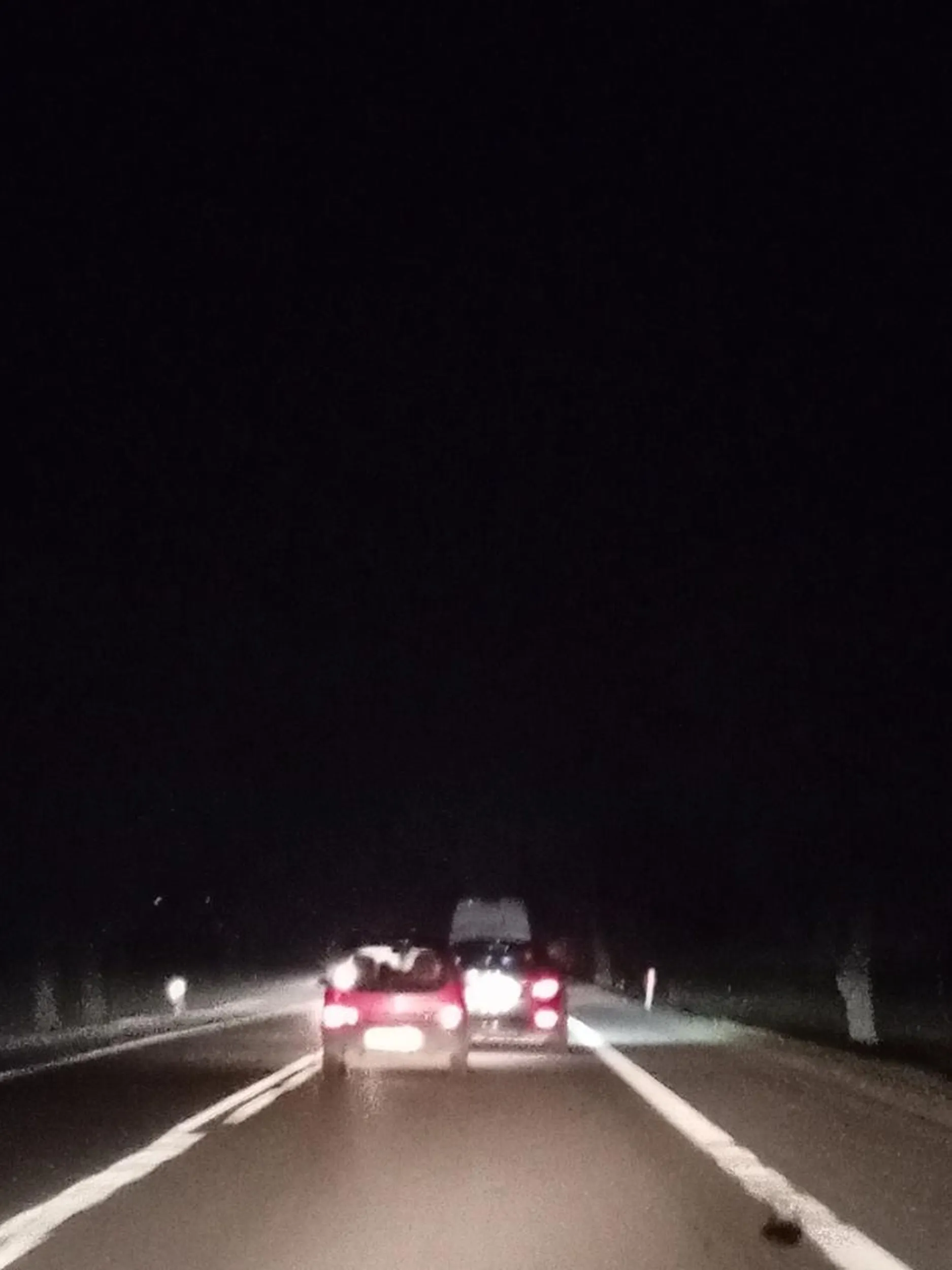 Ten kierowca to zagrożenie na drodze, siedzi na zderzaku wyprzedza tworząc niebezpieczne sytuacje, człowieku ogarnij się.