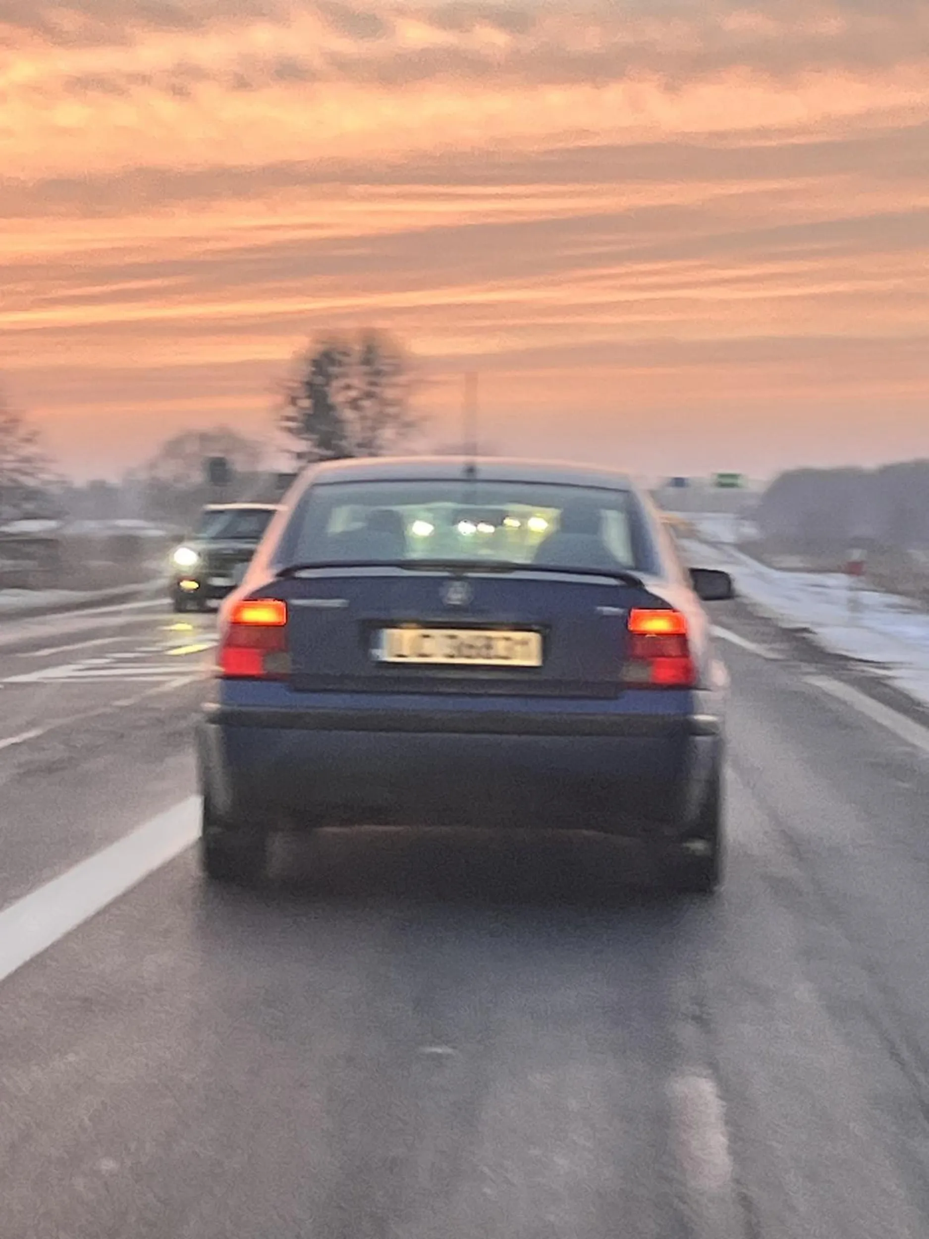 szeryf wali dlugimi po czym cie hamuje ?