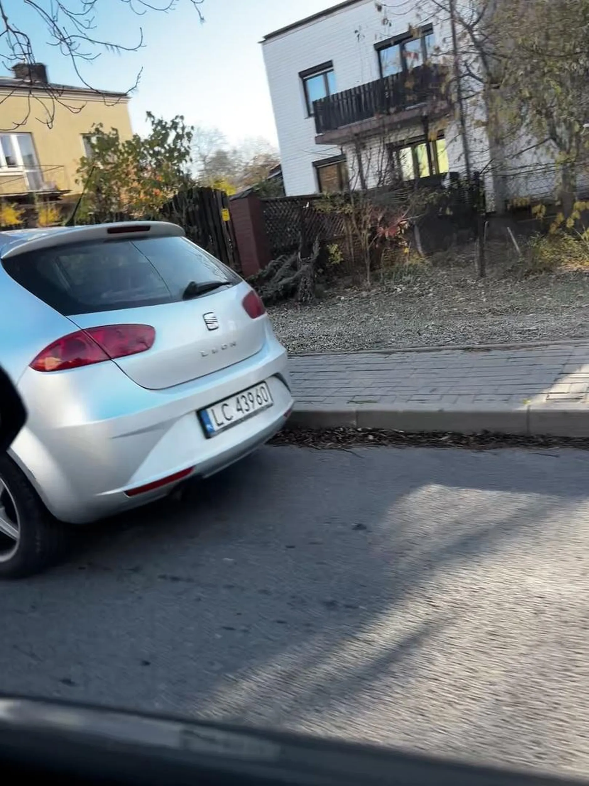 Obok parking a najlepiej na ulicy stać tuż obok przejścia