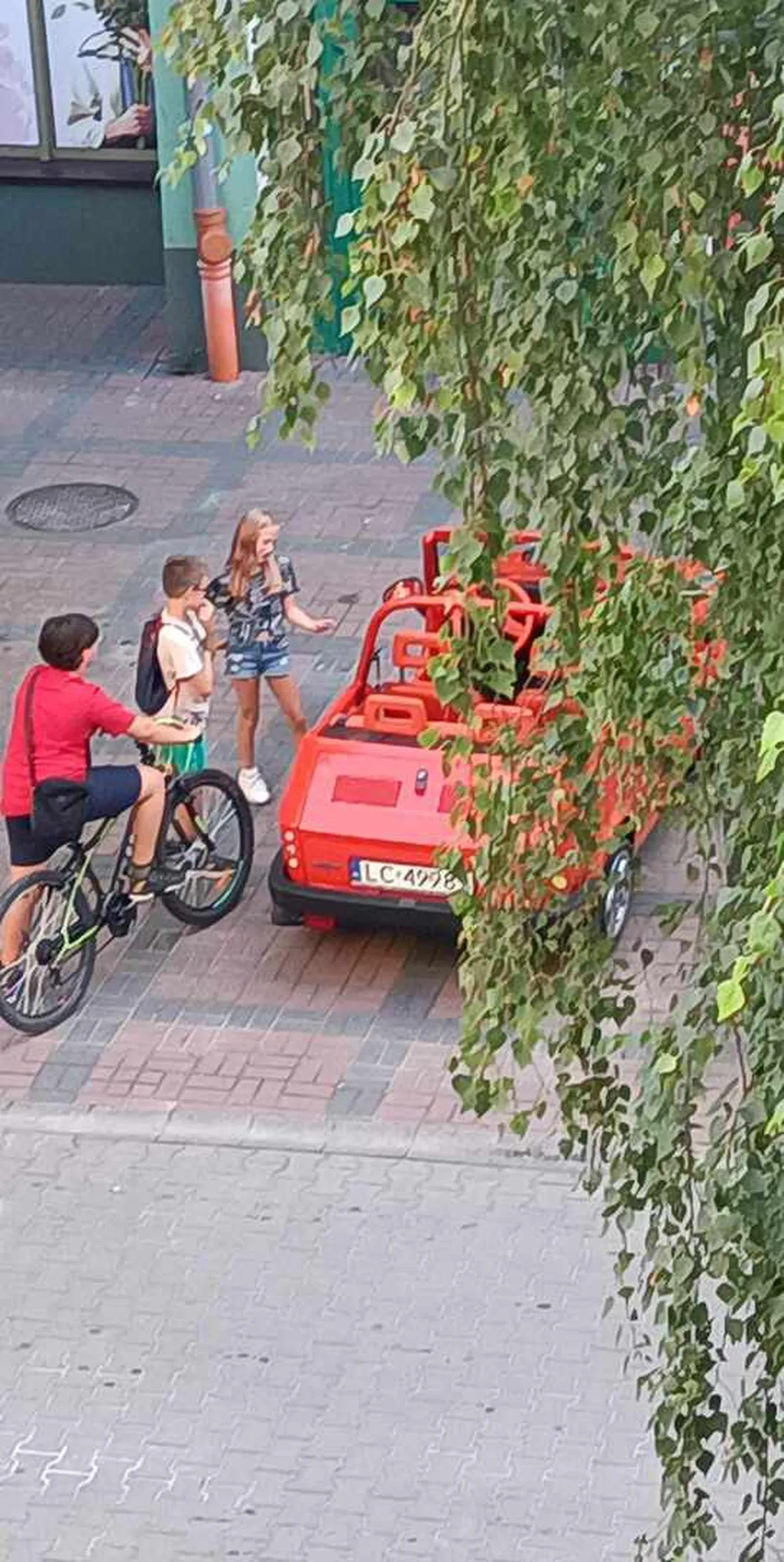 Uwaga. Mężczyzna zwabia dzieci z okolicy proponuję im podwózke a potem dzieci już nie wracają. Na szczęście widziałem go tylko raz.