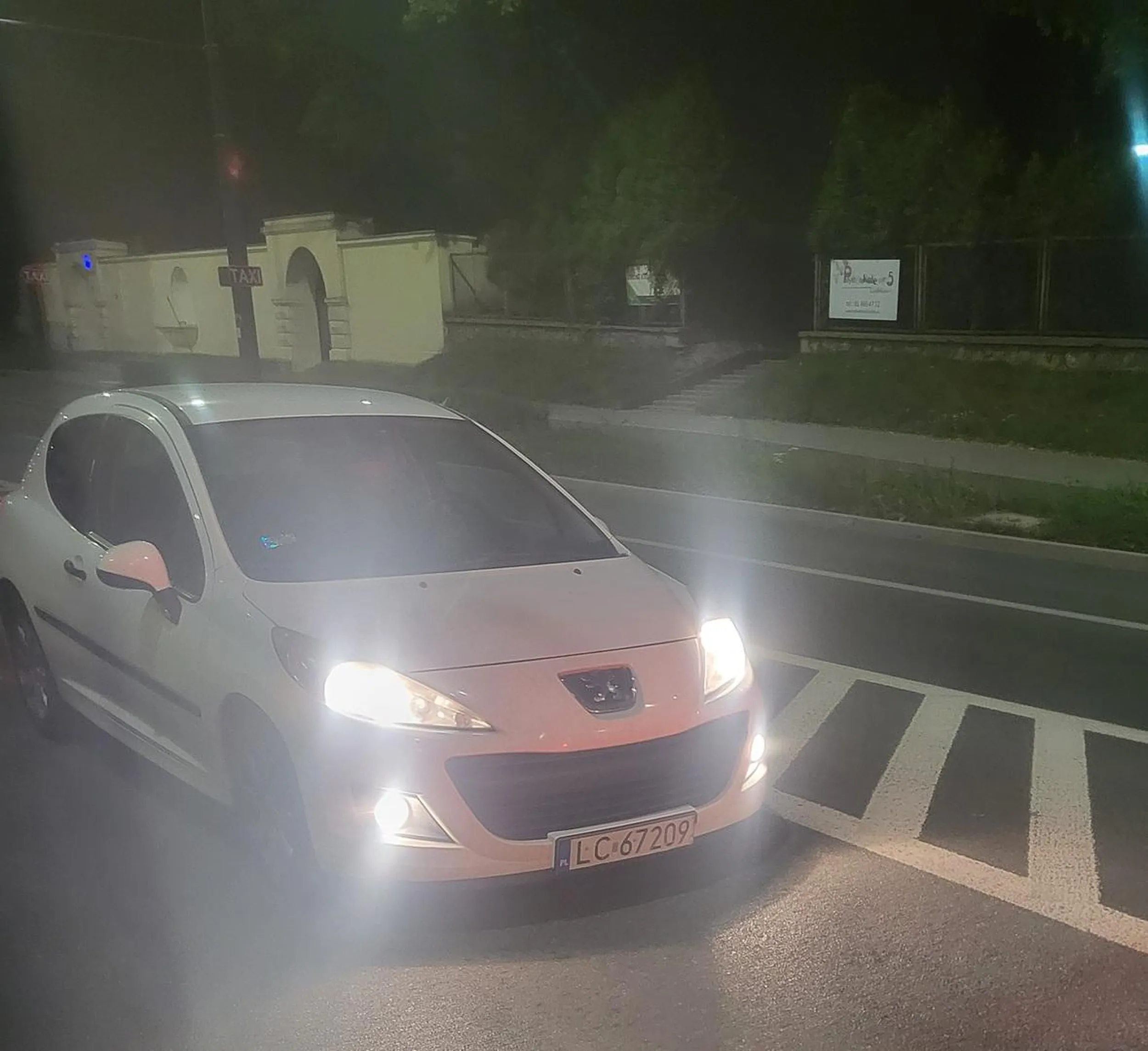 Światła przeciwmgielne przednie włączone bez sensu. Dobra widoczność, ale trzeba było szybko jechać i świecić mocniej... aktualnie 100zł mandatu.