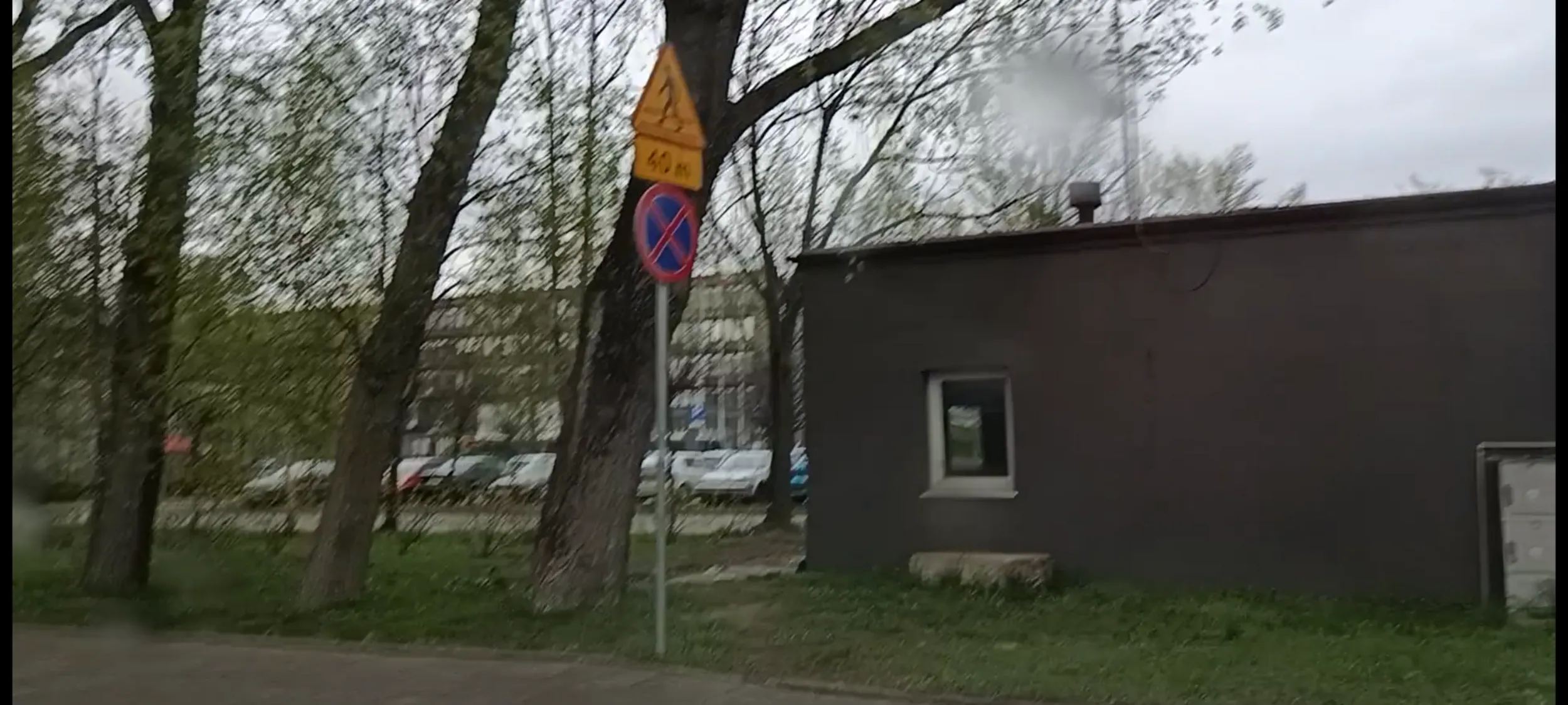 Czarny Seat utrudnia ruch i mogło dojść do zdarzenia czerwonego auta że moim. Seat stoi w miejscu zakazu zatrzymywania się i postoju