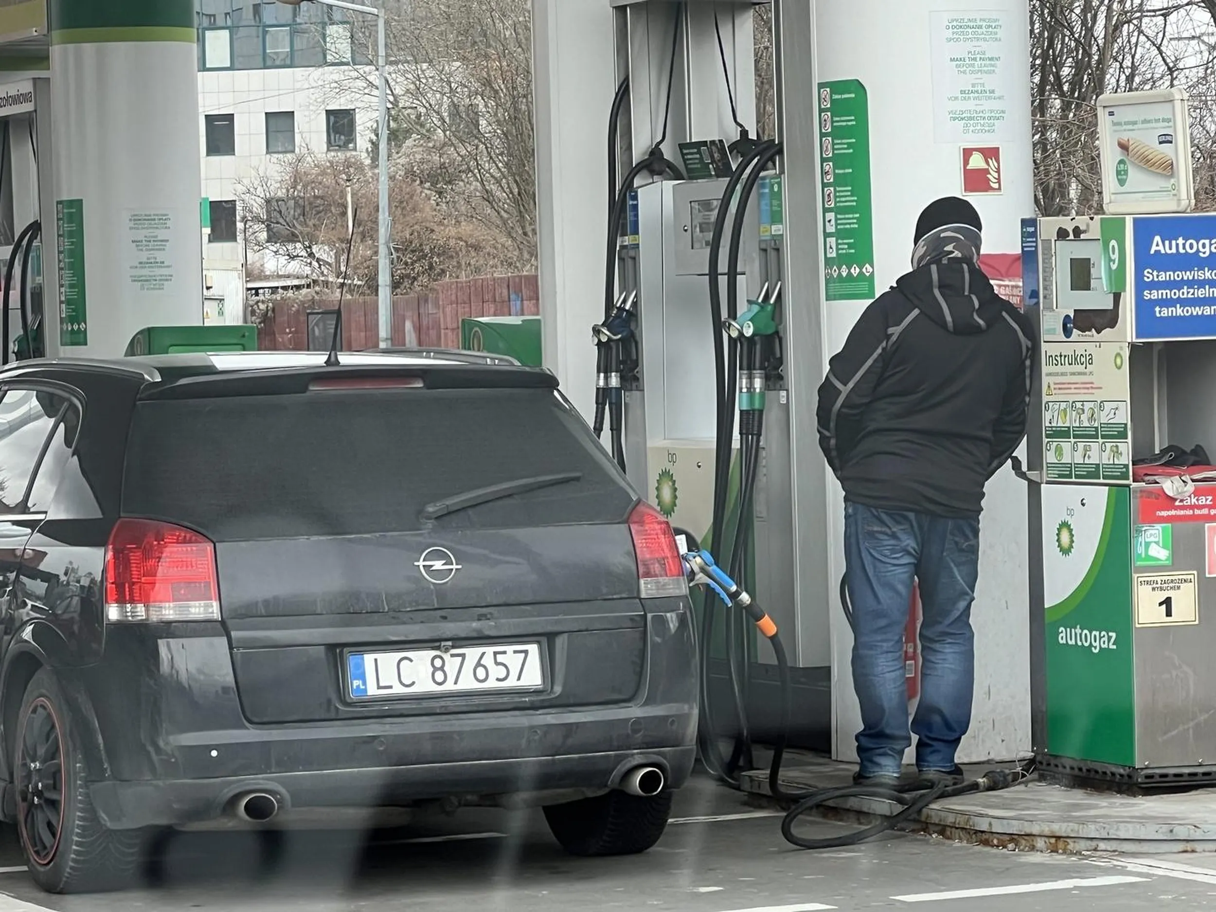 Facet bezczelnie przepychając się bokiem, ominął kolejkę i wjechał pod dystrybutory na stacji benzynowej. Na zwróconą uwagę odpowiedział niecenzuralnymi słowami. Wyglądał na faceta, który butą i chamstwem musi sobie poprawiać ego.
