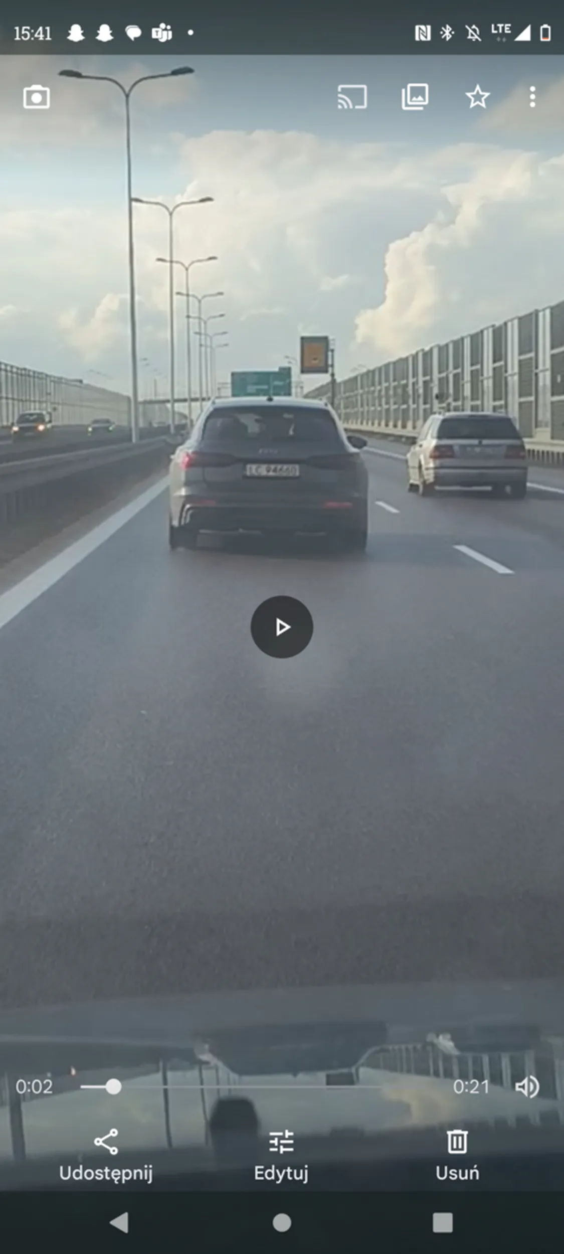 Szeryf drogowy, niebezpieczny kierowca- siedzi na zderzaku, celowo hamuje samochód jadący za nim próbując doprowadzić do wypadku