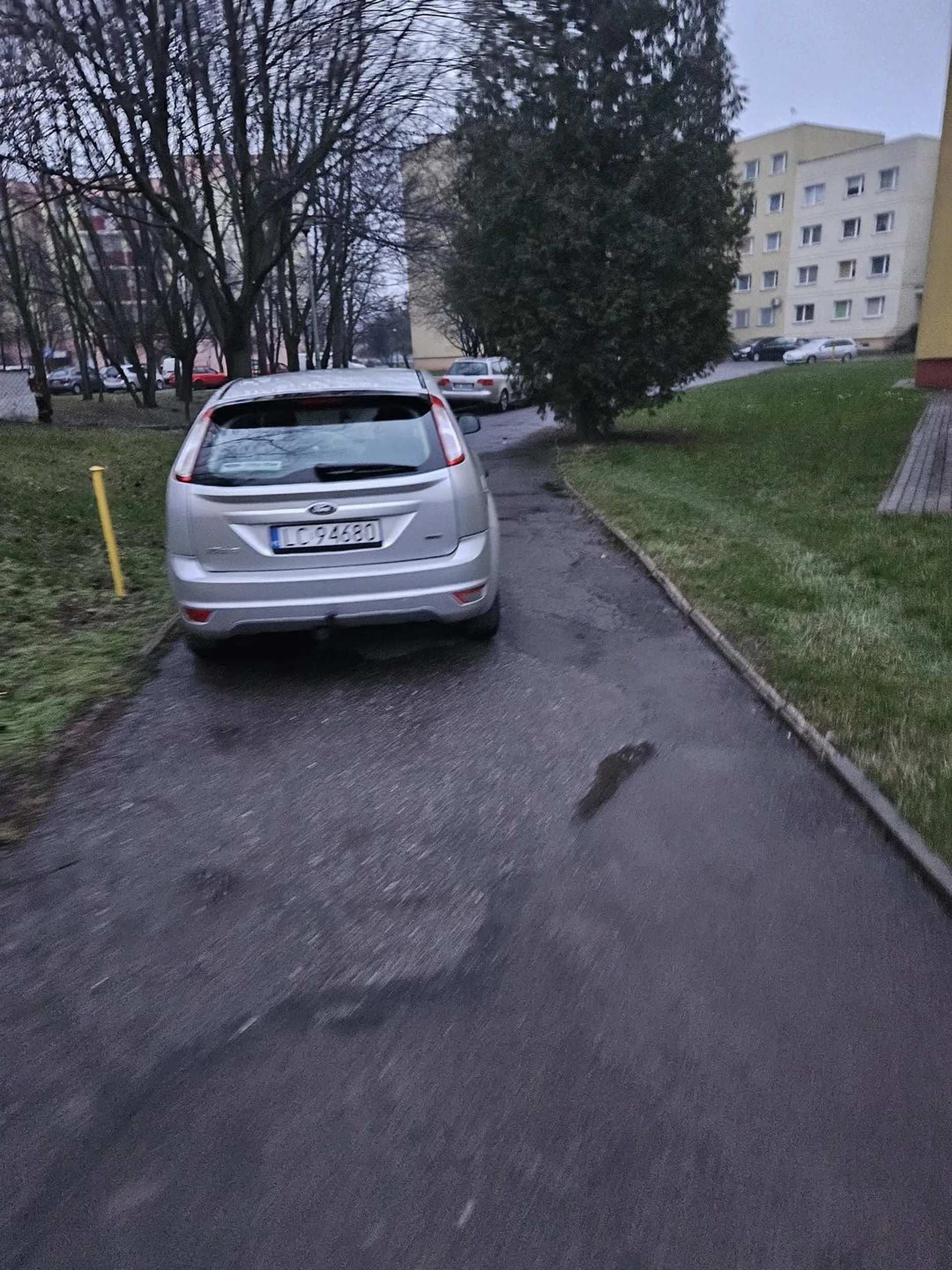 Fajnie tak zaparkować na środku drogi? Spójrz czasem dalej niż czubek własnego nosa.