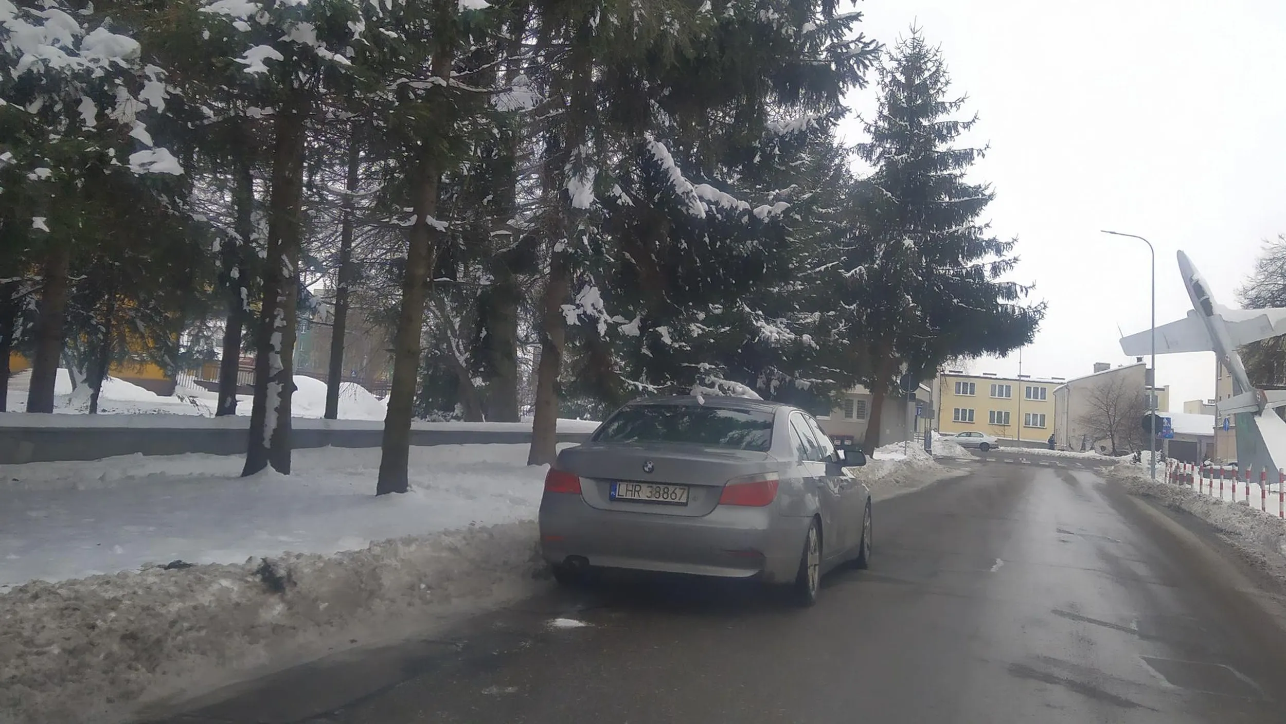 Naucz się parkować a nie zastawiać chodnik i zasłaniać wyjazd. To nie jest twoja droga a w tym miejscu nie ma parkingu. www.choszczno.policja.gov.pl/zch/aktu/aktu/27937,Prawidlowe-parkowanie-powtorka-z-przepisow.html