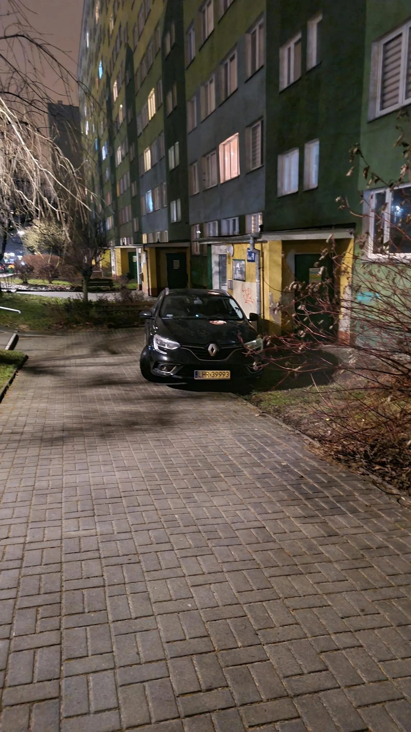 Jeździ po chodniku I parkuje na trawniku