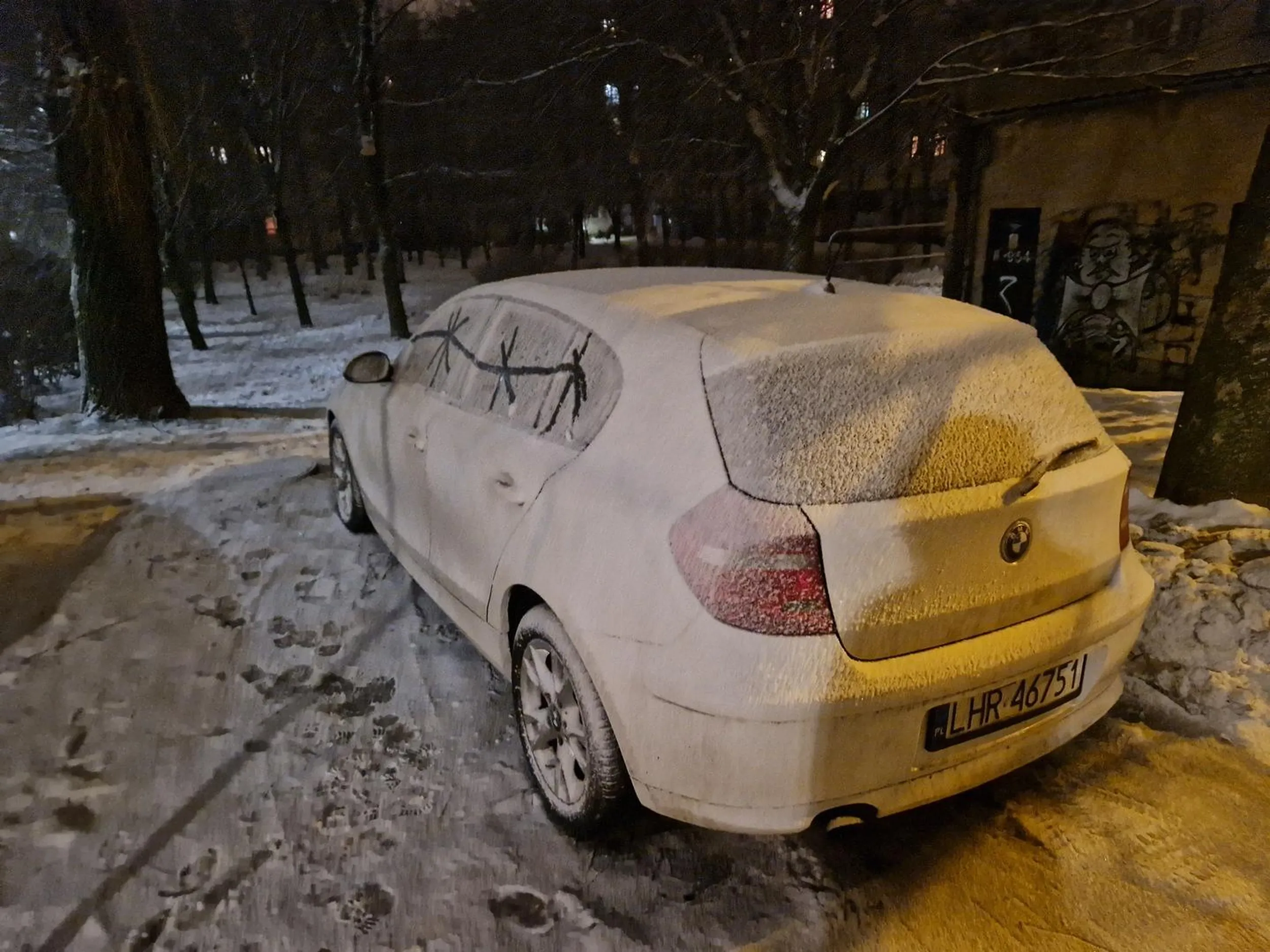 Człowieku przeparkuj ten rozlatujący się szmelc. Nie wiem jak na twojej wiosce ale w cywilizowanym mieście w ten sposób nie parkuje się auta. Albo naucz się parkować jak człowiek na parkingu albo wracaj na swoje zadupie, skąd przyjechałeś.