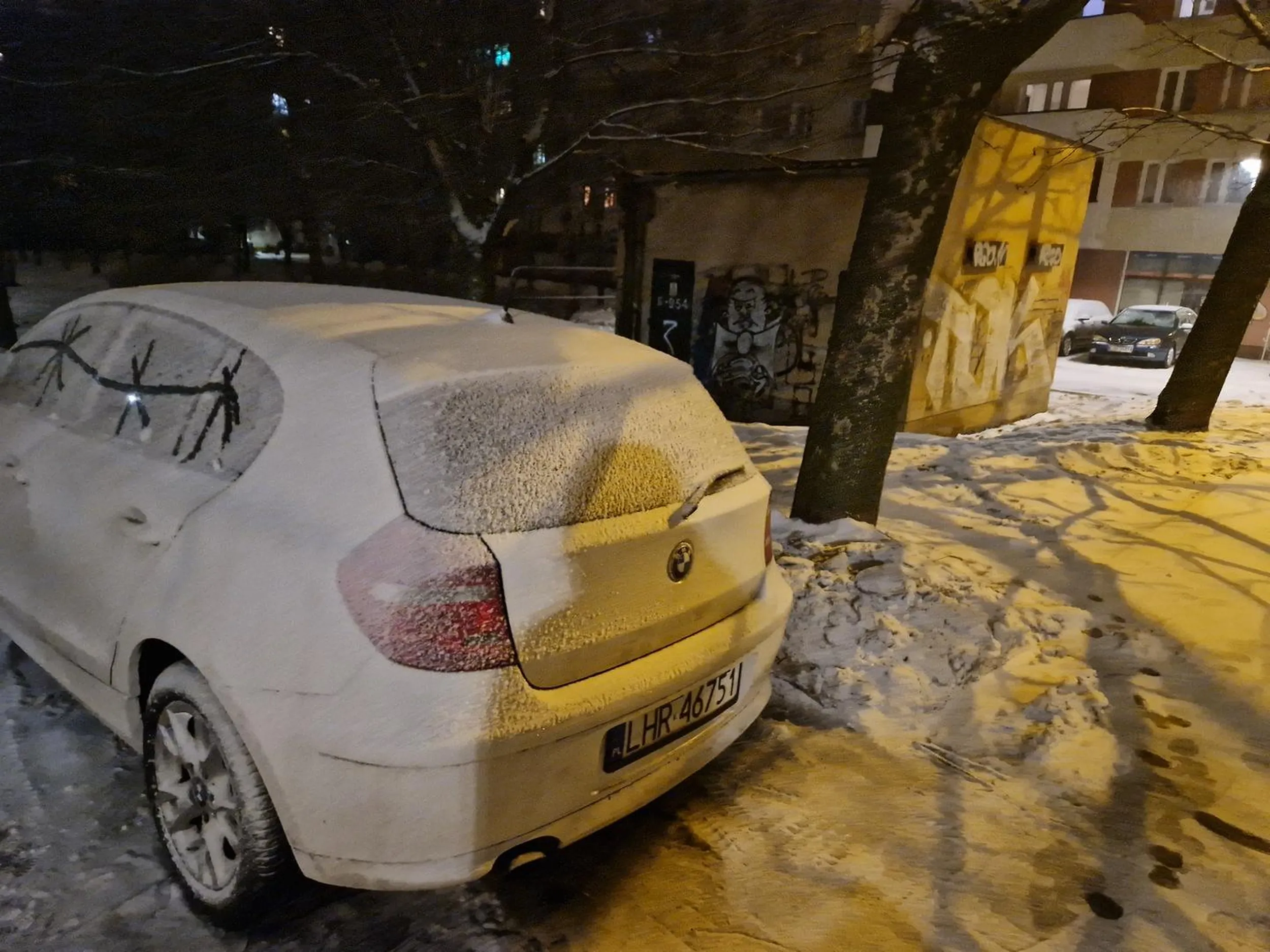 Człowieku przeparkuj ten rozlatujący się szmelc. Nie wiem jak na twojej wiosce ale w cywilizowanym mieście w ten sposób nie parkuje się auta. Albo naucz się parkować jak człowiek na parkingu albo wracaj na swoje zadupie, skąd przyjechałeś.
