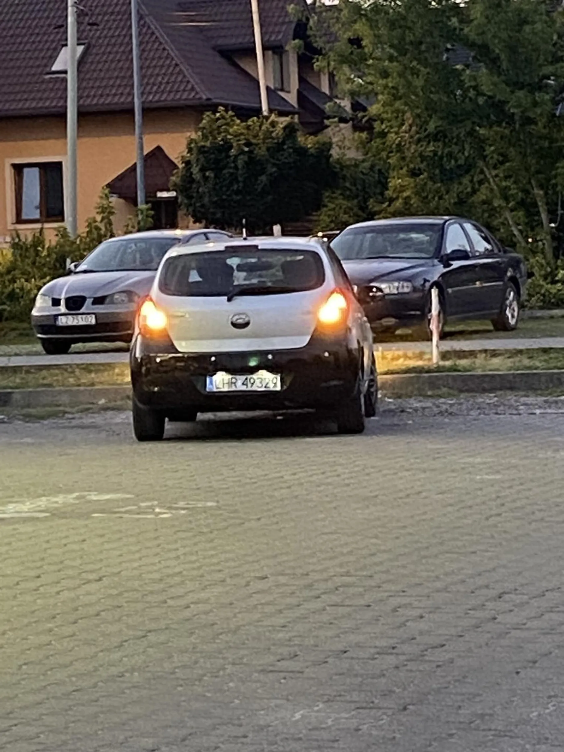 Kierowca bardzo agresywny zaczepiał nas na stacji paliw po chwili jak poszedl do samochodu wyszedl i powiedzial ze bedzie sie z nami bic najprawdopodobniej pijany dobrze ze zona go zabrała bo nie wiadomo jak moglo sie to potoczyc dalej