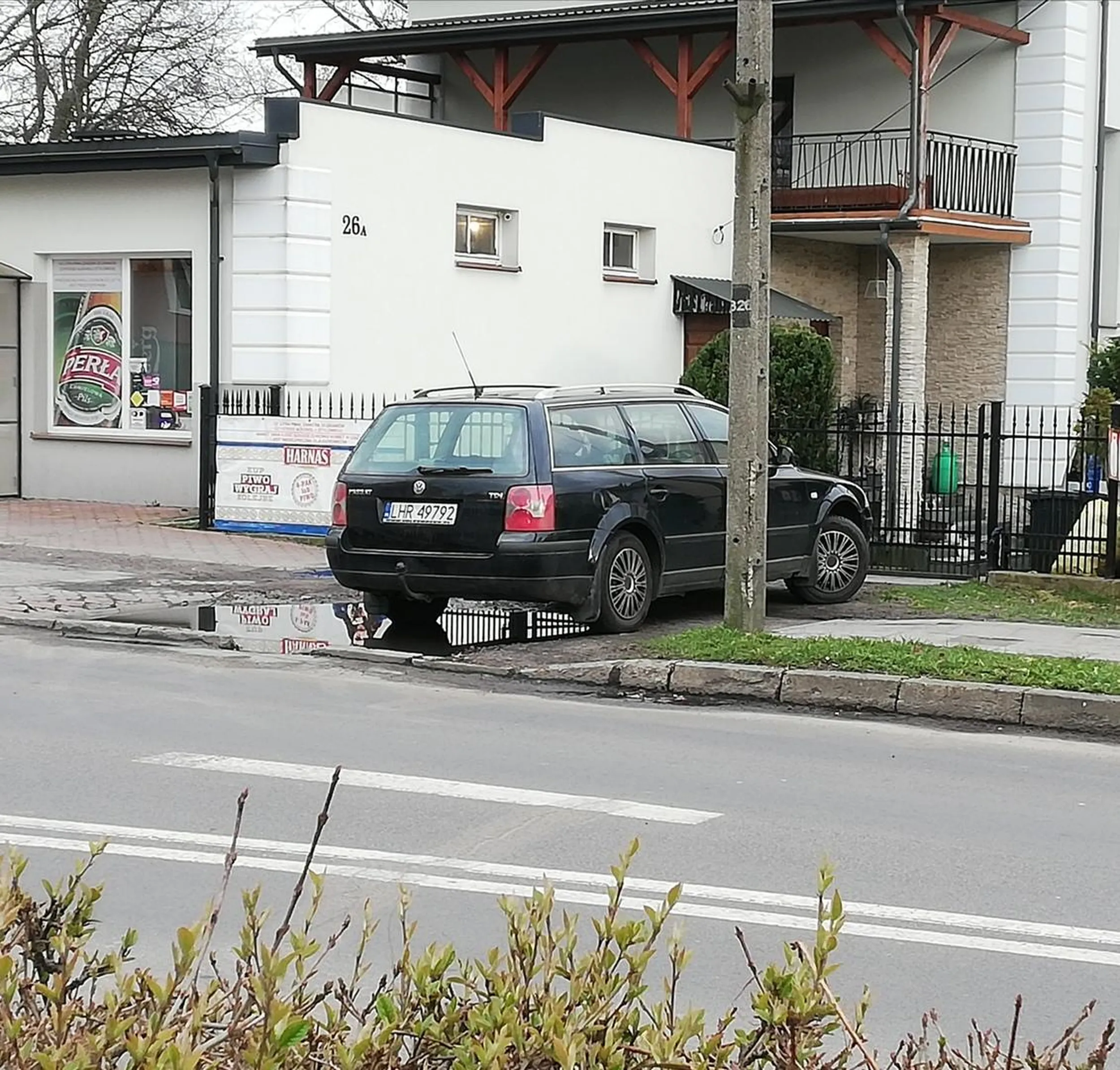 Mogłeś jeszcze te kilka cm bliżej bramy podjechać, żeby pieszy miał do wyboru dużą kałużę albo jezdnię.