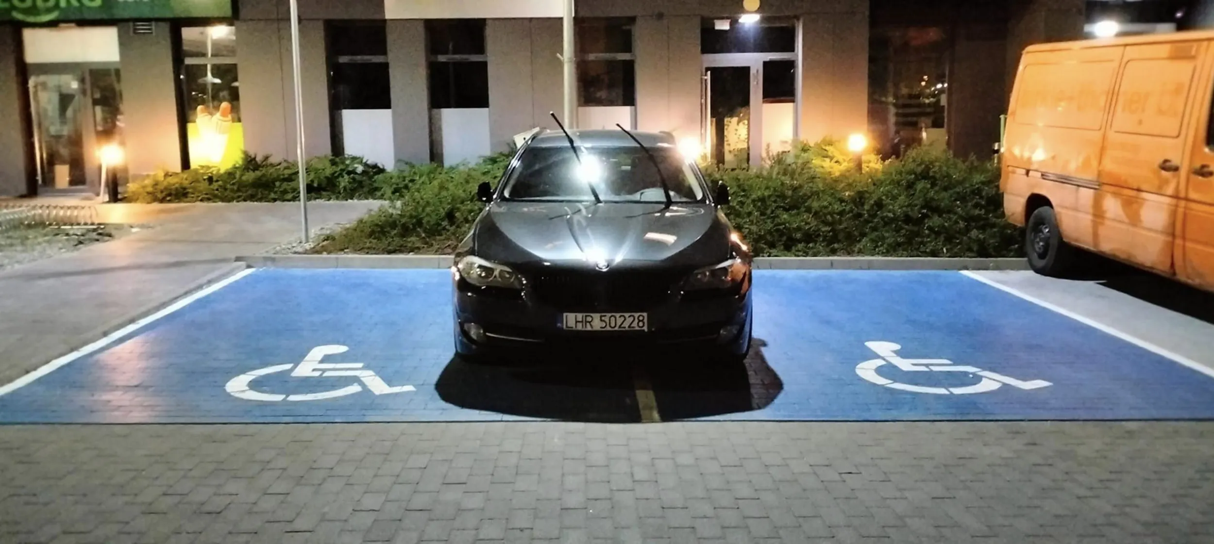 The bill zablokował dwa miejsca dla niepełnosprawnych