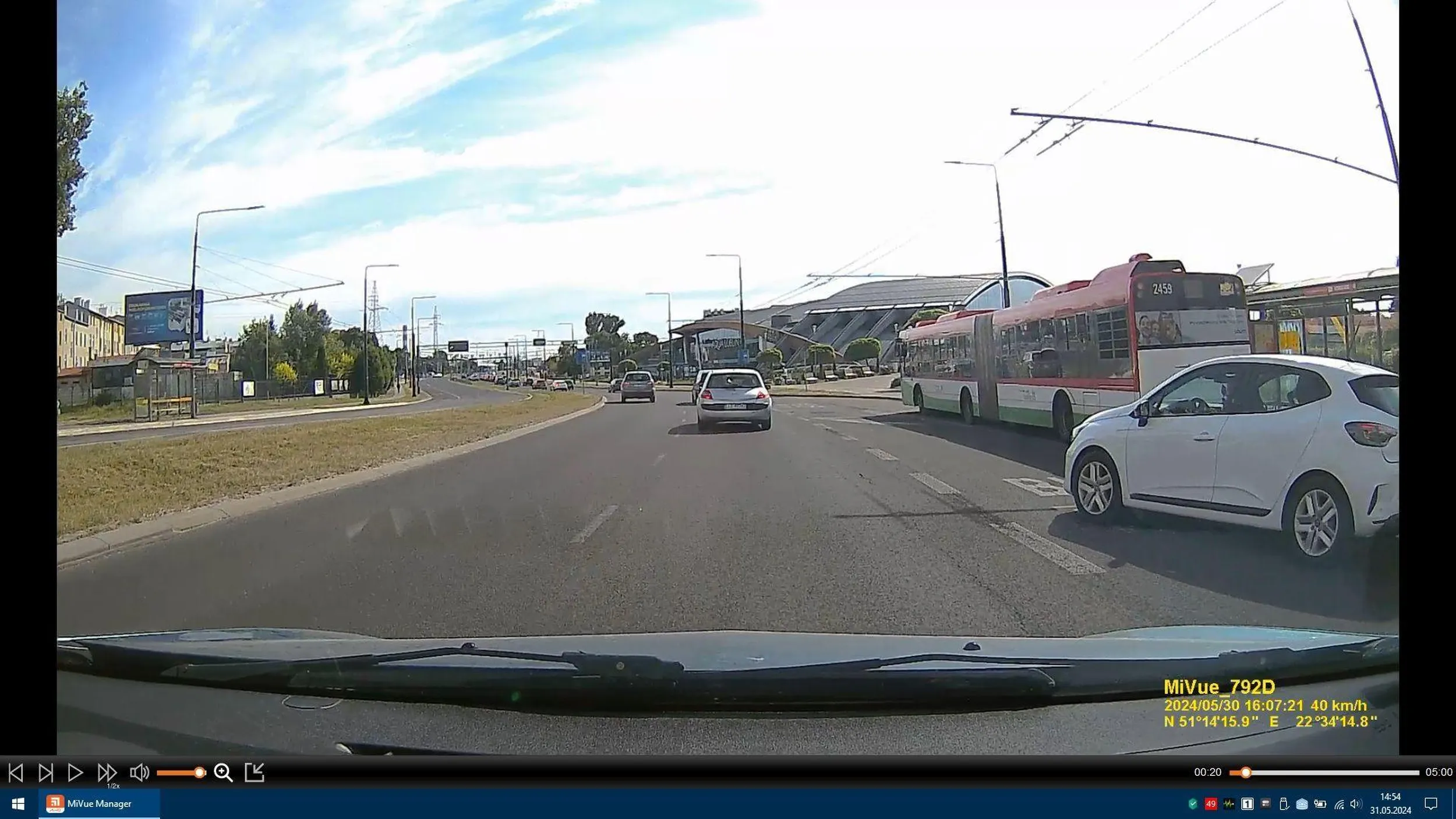 Umysłowa kobieca ameba za kółkiem. Najpierw jedzie buspasem w Lublinie, wysadza pasażerów na przystanku MPK przy Aquaparku a potem bez patrzenia w lusterko wyjeżdża z zatoczki wprost przed maskę samochodu. Trąbienie i gwałtowne odbicie w lewo i masz kobieto bez umysłu szczęście że nie klepiesz samochodu. Nawet się nie zatrzymałaś tylko skok a lewy pas ze skrajnego prawego. Wiem że na polnych drogach gdzie zdawałaś egzamin na prawo jazdy nie ma buspasów i białych linii wyznaczających pas ruchu ale jak jedziesz do miasta to patrz przed siebie, w lusterka i na znaki