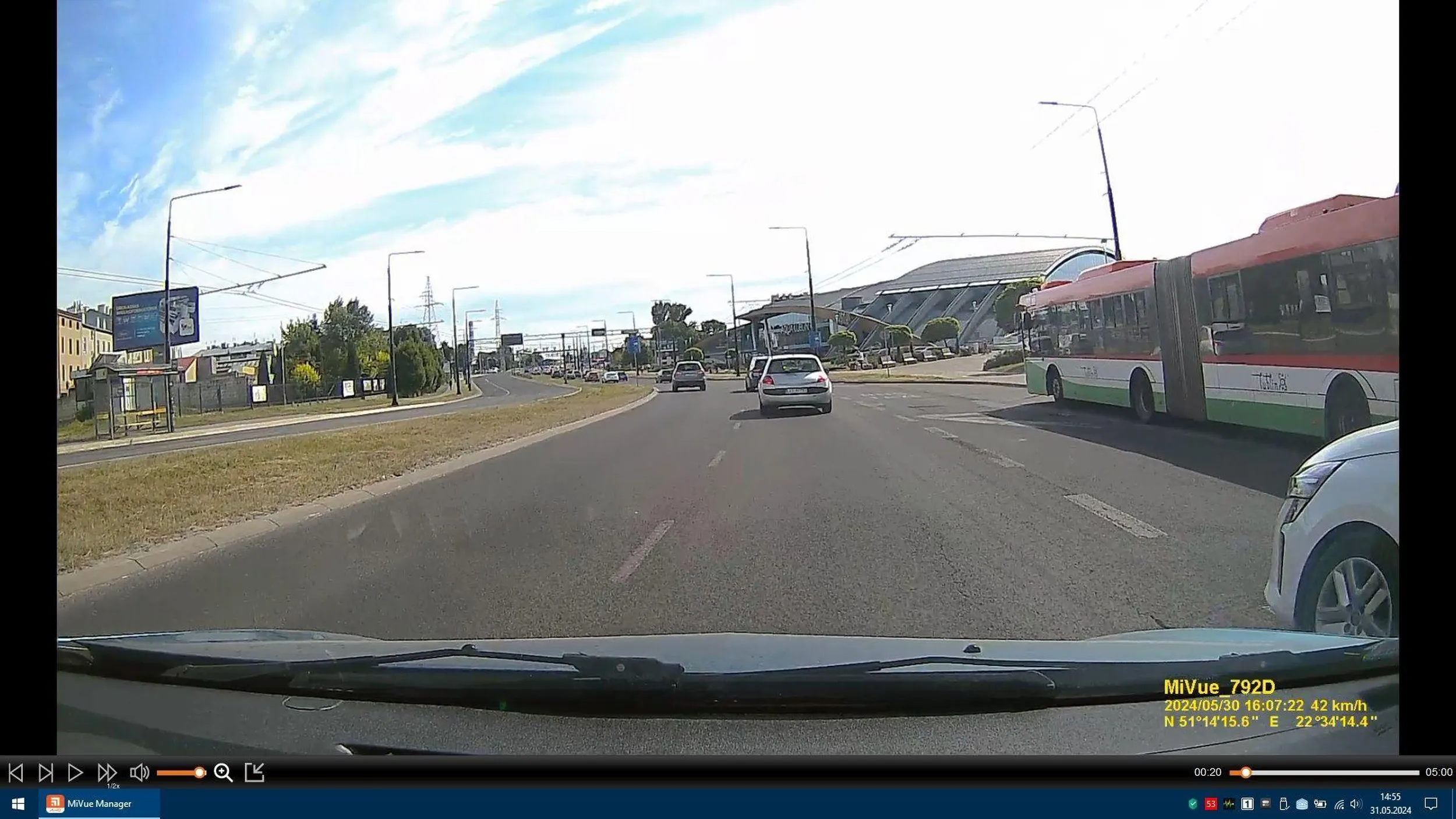 Umysłowa kobieca ameba za kółkiem. Najpierw jedzie buspasem w Lublinie, wysadza pasażerów na przystanku MPK przy Aquaparku a potem bez patrzenia w lusterko wyjeżdża z zatoczki wprost przed maskę samochodu. Trąbienie i gwałtowne odbicie w lewo i masz kobieto bez umysłu szczęście że nie klepiesz samochodu. Nawet się nie zatrzymałaś tylko skok a lewy pas ze skrajnego prawego. Wiem że na polnych drogach gdzie zdawałaś egzamin na prawo jazdy nie ma buspasów i białych linii wyznaczających pas ruchu ale jak jedziesz do miasta to patrz przed siebie, w lusterka i na znaki