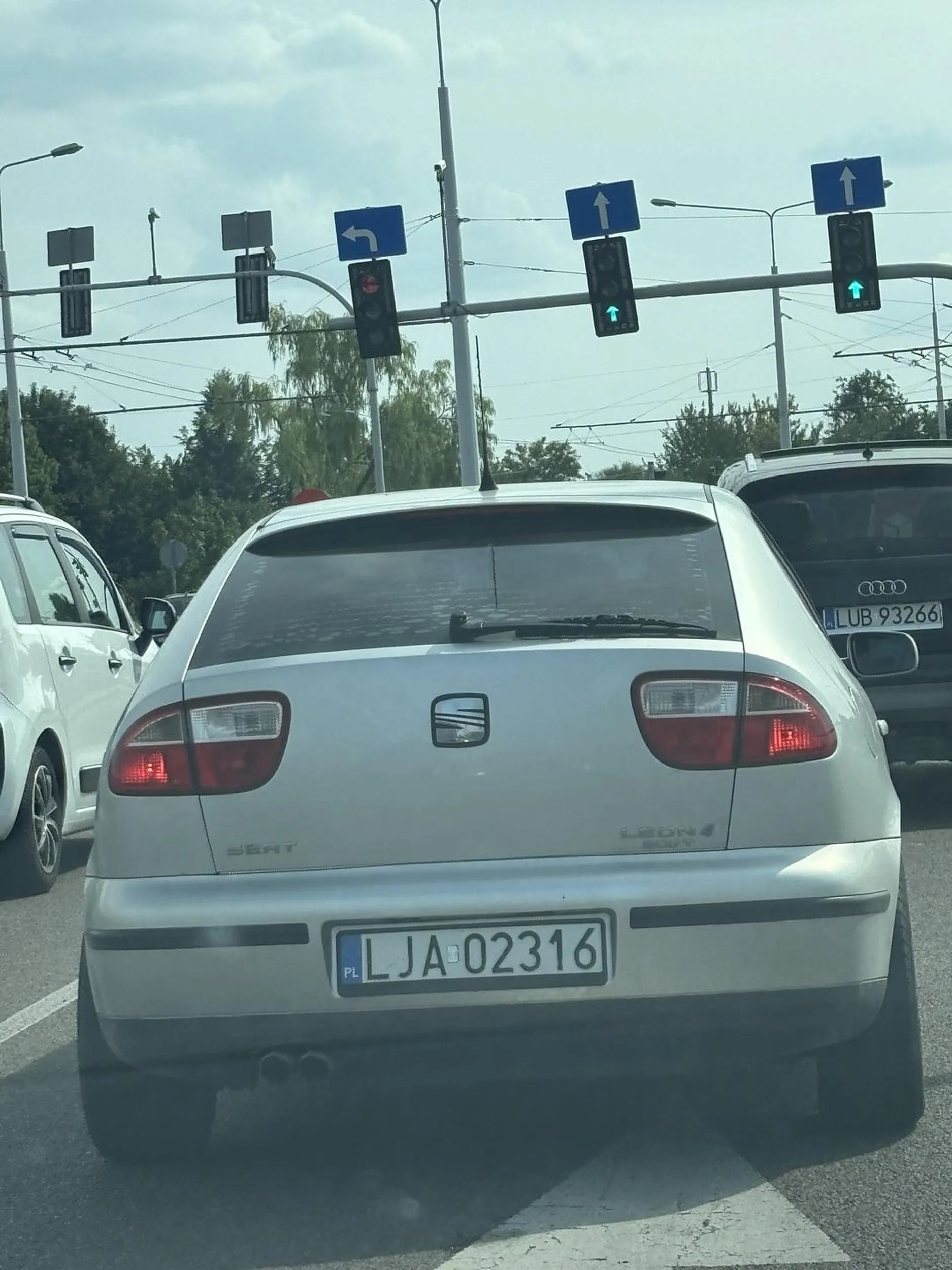 Wyprzedza prawym, wciskając się na żyletki