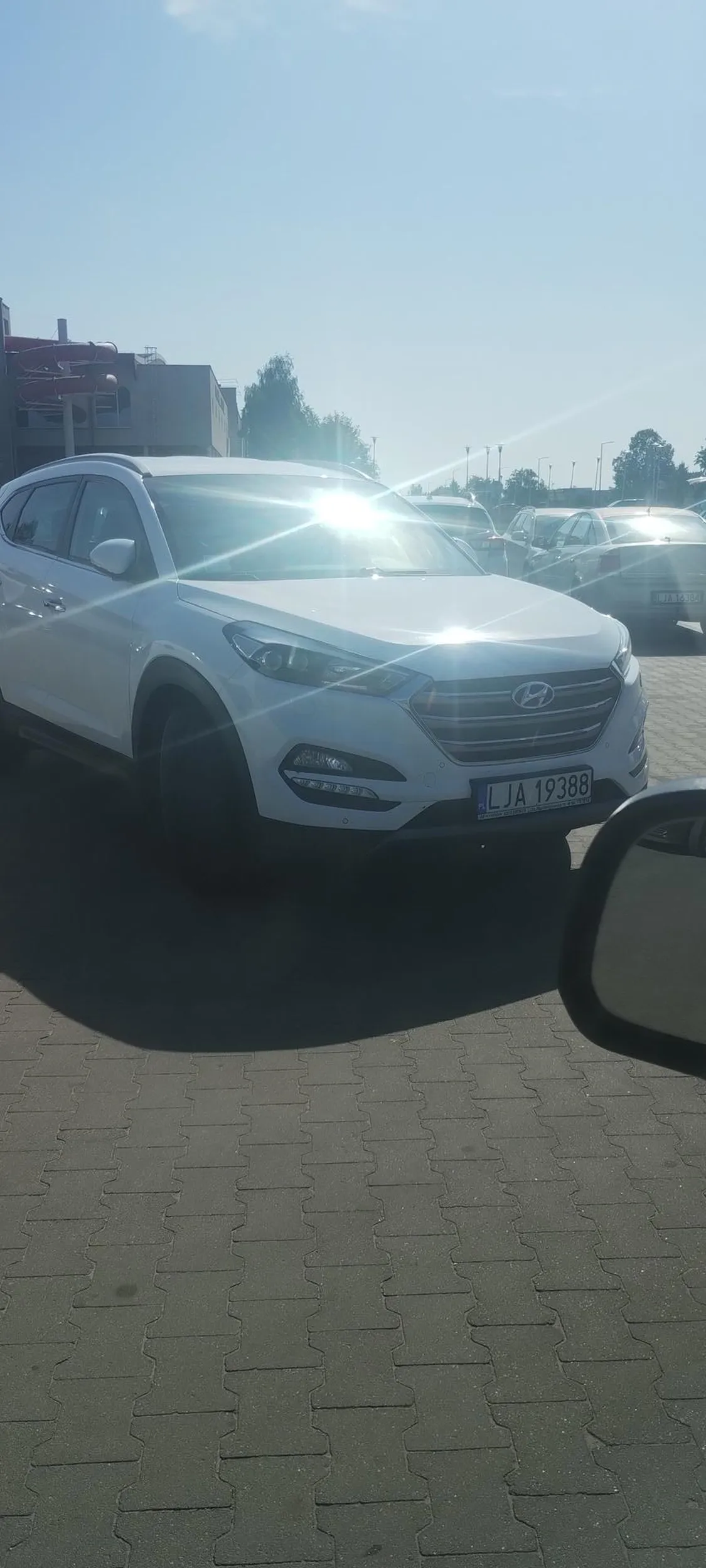 Samochód "zaparkowany" na środku przejazdu parkingowego. Skutecznie utrudnia prawidłowo zaparkowanym wjazd i wyjazd z i do miejsc parkingowych.